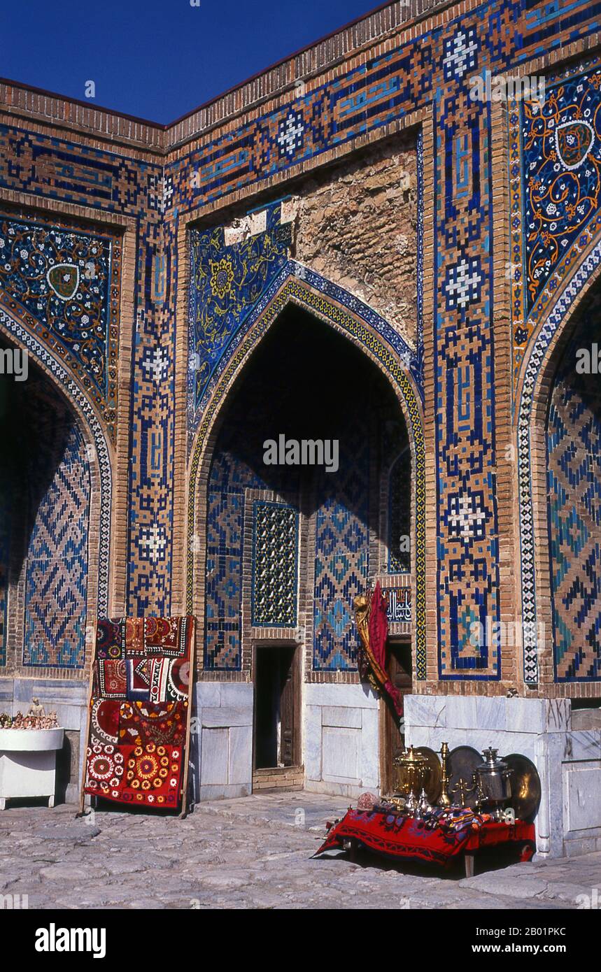 Usbekistan: Innenhof von Tillya Kari Madrassa, Registan, Samarkand. Der Registan umfasst drei Maharashs (Schulen), die Ulugh Beg Madrasah (1417-1420), Tilya-Kori Madrasah (1646-1660) und die Sher-Dor Madrasah (1619-1636). Die Tilya-Kori Madrasah wurde Mitte des 17. Jahrhunderts vom Shaybaniden Amir Yalangtush erbaut. Der Name Tilya-Kori bedeutet „vergoldet“ oder „vergoldet“, und das gesamte Gebäude ist opulent mit aufwändigen geometrischen Arabesken und Sura aus dem Koran sowohl außen als auch vor allem innen dekoriert. Stockfoto