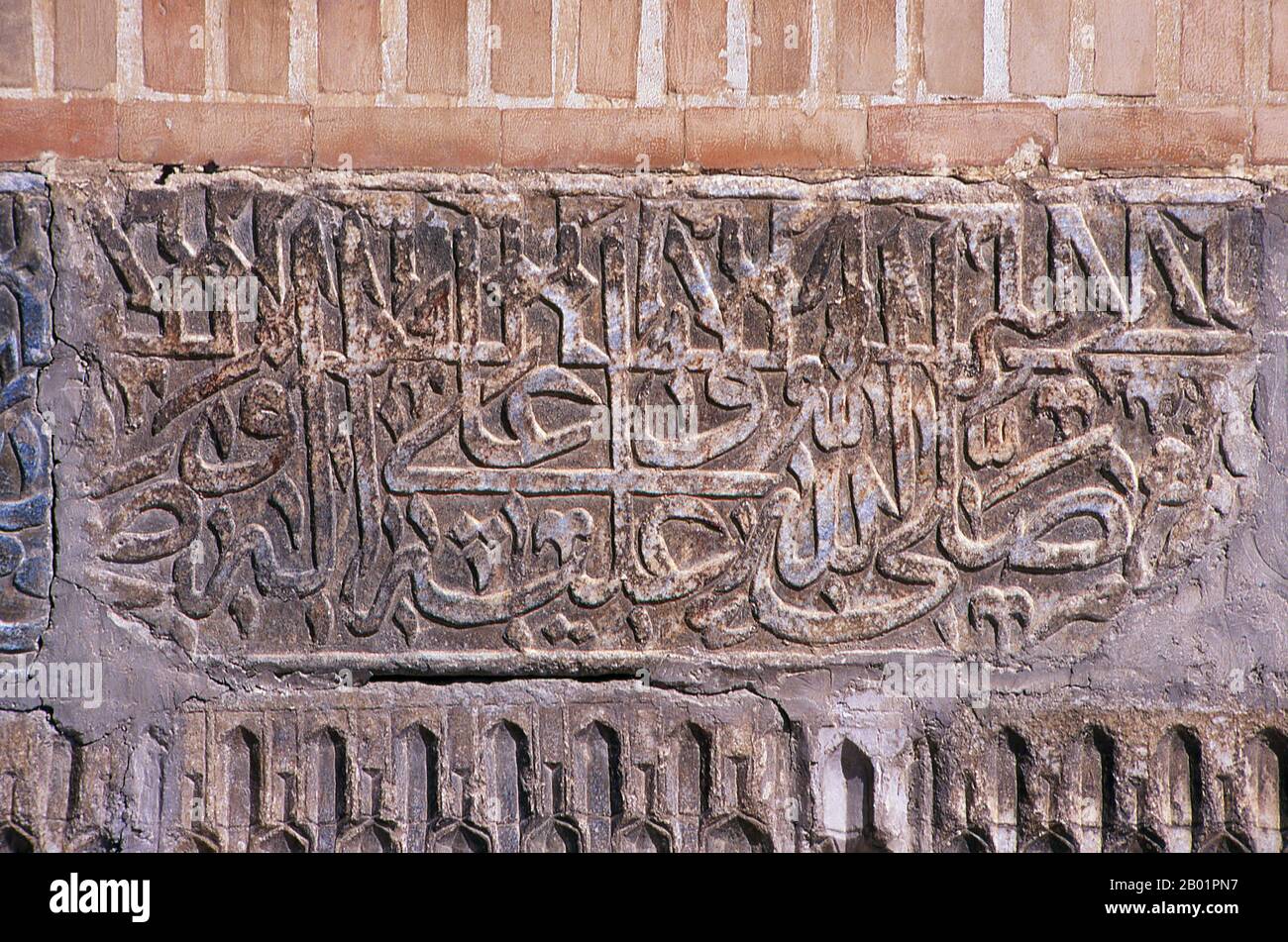 Usbekistan: Kalligraphisches Detail auf der Hauptfassade von Tillya Kari Madrassa, der Registan, Samarkand. Die Registan umfasst drei Madrasahs (Schulen), die Ulugh Beg Madrasah (1417–1420), Tilya-Kori Madrasah (1646–1660) und die Sher-Dor Madrasah (1619–1636). Das Ulugh Beg Madrasah hat sein imposantes Portal mit Lanzettenbogen zum Platz. Die Ecken werden von den hohen, gut proportionierten Minaretten flankiert. Die Mosaiktafel über dem Eingangsbogen ist mit geometrischen Stilelementen verziert. Der quadratische Innenhof umfasst eine Moschee, Vortragsräume und ist von Studentenwohnheimen gesäumt Stockfoto