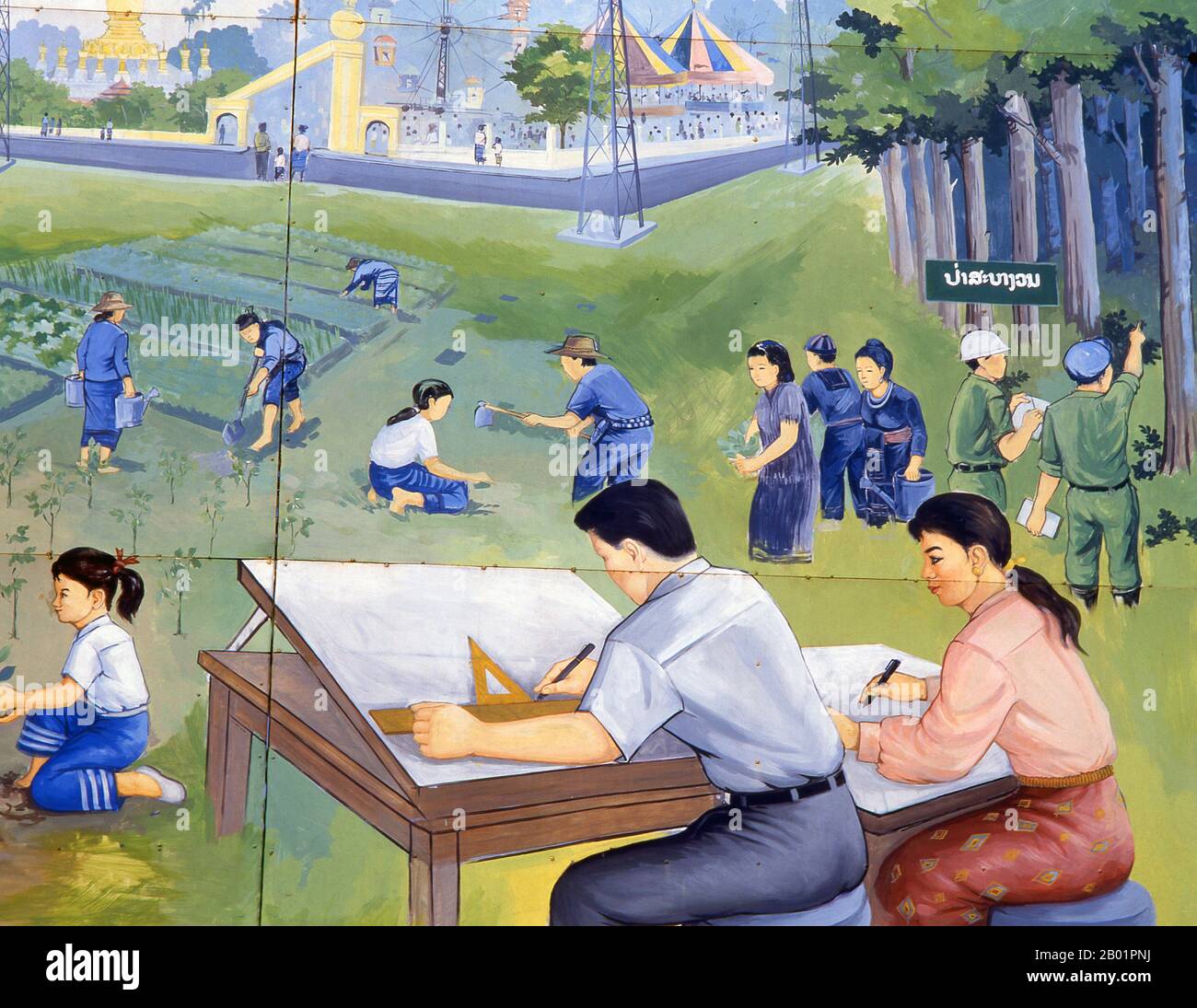 Laos: Ein Arbeiterparadies, politisches Poster im revolutionären sozialistischen Realismus-Stil auf den Straßen von Vientiane. Der sozialistische Realismus ist ein Stil realistischer Kunst, der in der Sowjetunion entwickelt wurde und in anderen kommunistischen Ländern zu einem dominierenden Stil wurde. Der sozialistische Realismus ist ein teleologisch orientierter Stil, dessen Ziel die Förderung der Ziele des Sozialismus und des Kommunismus ist. Obwohl sie damit verbunden ist, darf sie nicht mit dem sozialen Realismus verwechselt werden, einer Art von Kunst, die Themen sozialer Belange realistisch darstellt. Anders als der soziale Realismus verherrlicht der sozialistische Realismus oft die Rolle der Armen. Stockfoto