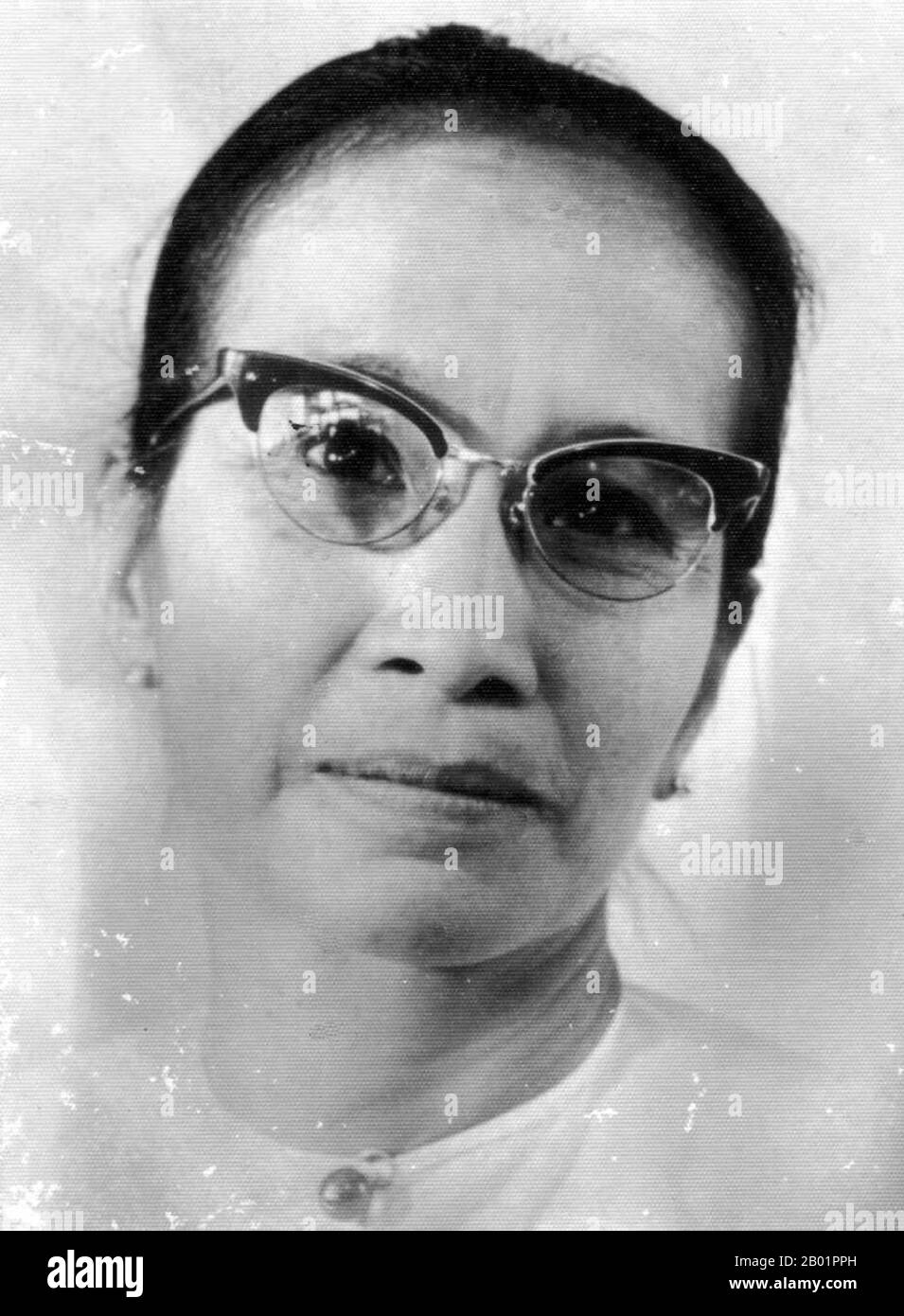 Birma/Myanmar: Khin Myo Chit (1. Mai 1915 bis 2. Januar 1999), burmesischer Schriftsteller, 1961. Daw Khin Myo Chit war ein burmesischer Autor und Journalist, dessen Karriere sich über vier Jahrzehnte erstreckte. Sie begann ihre Karriere als Autor von Kurzgeschichten für das Dagon Magazine im Jahr 1934. Während antikolonialer Bewegungen arbeitete sie in der Redaktion des „The Birma Journal“. Nach dem Krieg schrieb Khin Myo Chit für „The Oway“, eine burmesische Zeitung. Stockfoto