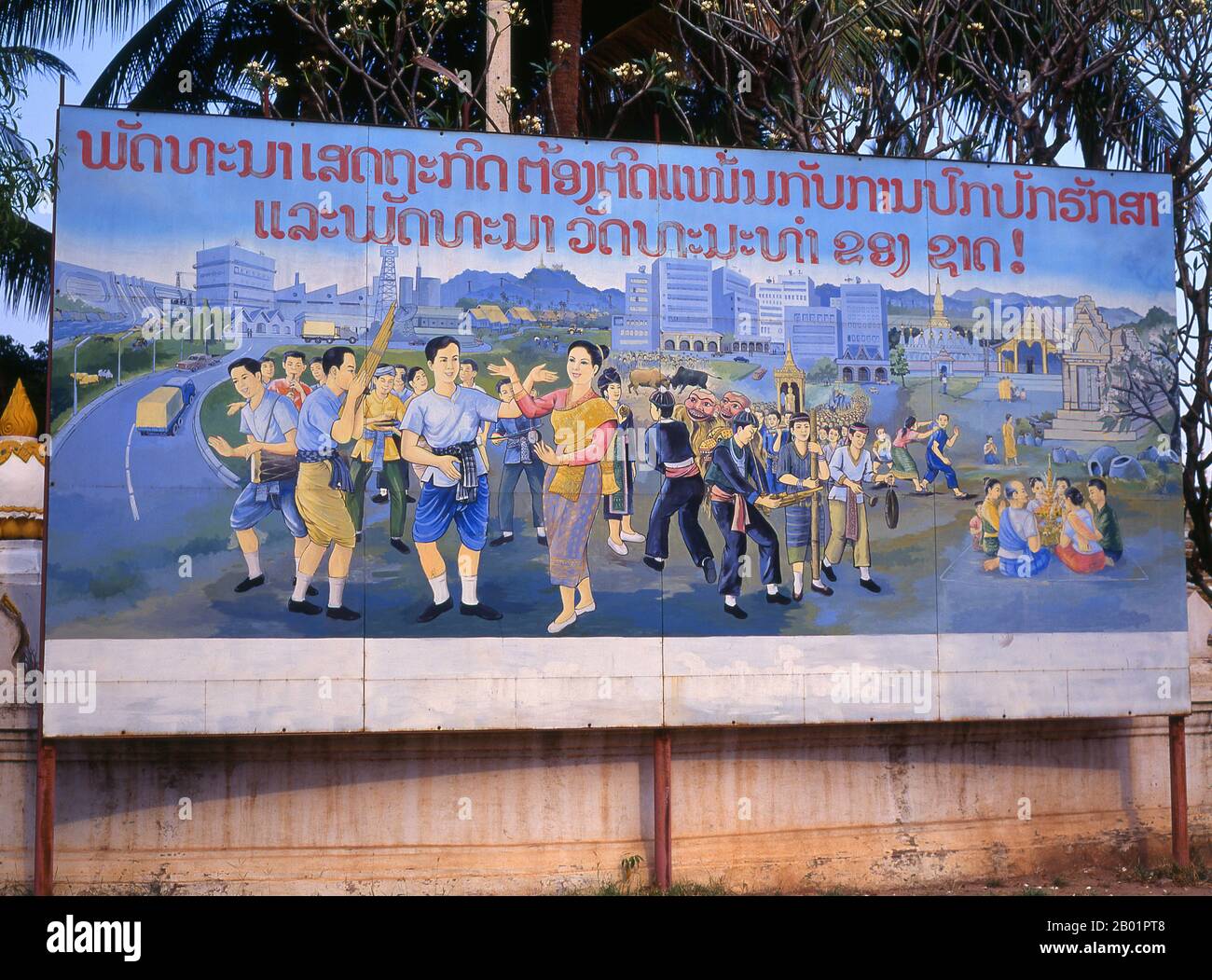 Laos: Politisches Plakat im Stil des revolutionären Sozialistischen Realismus auf den Straßen von Vientiane. Sozialistischer Realismus ist ein Stil realistischer Kunst, der in der Sowjetunion entwickelt wurde und in anderen kommunistischen Ländern zu einem dominanten Stil wurde. Der sozialistische Realismus ist ein teleologisch orientierter Stil, der die Ziele des Sozialismus und Kommunismus fördern soll. Obwohl verwandt, sollte sie nicht mit dem sozialen Realismus verwechselt werden, einer Art Kunst, die Themen von sozialem Interesse realistisch darstellt. Im Gegensatz zum sozialen Realismus verherrlicht der sozialistische Realismus oft die Rolle der Armen. Stockfoto