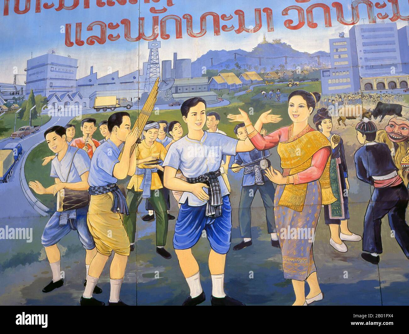 Laos: Politisches Plakat im Stil des revolutionären Sozialistischen Realismus auf den Straßen von Vientiane. Sozialistischer Realismus ist ein Stil realistischer Kunst, der in der Sowjetunion entwickelt wurde und in anderen kommunistischen Ländern zu einem dominanten Stil wurde. Der sozialistische Realismus ist ein teleologisch orientierter Stil, der die Ziele des Sozialismus und Kommunismus fördern soll. Obwohl verwandt, sollte sie nicht mit dem sozialen Realismus verwechselt werden, einer Art Kunst, die Themen von sozialem Interesse realistisch darstellt. Im Gegensatz zum sozialen Realismus verherrlicht der sozialistische Realismus oft die Rolle der Armen. Stockfoto