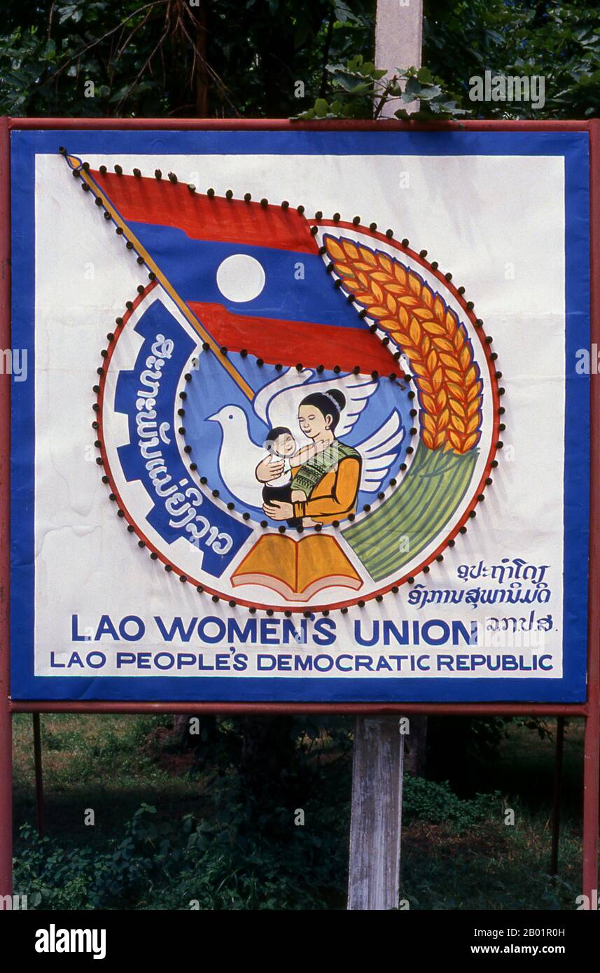 Laos: Laos Frauengewerkschaft gemaltes Poster, Vientiane. Der sozialistische Realismus ist ein Stil realistischer Kunst, der in der Sowjetunion entwickelt wurde und in anderen kommunistischen Ländern zu einem dominierenden Stil wurde. Der sozialistische Realismus ist ein teleologisch orientierter Stil, dessen Ziel die Förderung der Ziele des Sozialismus und des Kommunismus ist. Obwohl sie damit verbunden ist, darf sie nicht mit dem sozialen Realismus verwechselt werden, einer Art von Kunst, die Themen sozialer Belange realistisch darstellt. Anders als der soziale Realismus verherrlicht der sozialistische Realismus oft die Rolle der Armen. Stockfoto