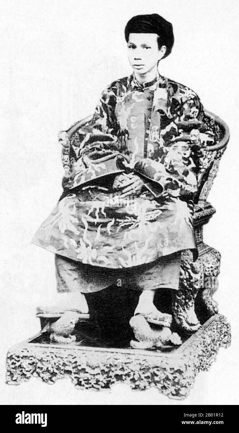 Vietnam: Kaiser Dong Khanh (19. Februar 1864 - 28. Januar 1889), 9. Kaiser der Nguyen-Dynastie, 1880er Jahre Kaiser Đồng Khánh, auch bekannt als Nguyễn Phúc Ưng Kỷ und königlicher Name Cảnh Tông, war der 9. Kaiser der Nguyễn-Dynastie von Vietnam. Er regierte drei Jahre zwischen 1885 und 1889 und galt als einer der am meisten verachteten Kaiser seiner Zeit. Stockfoto