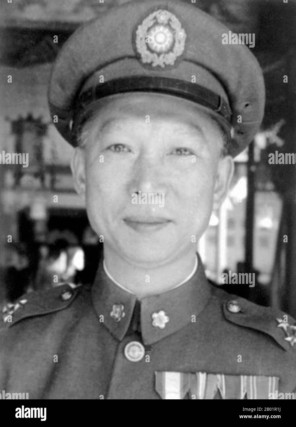 Taiwan/China: Xu Yue (26. Dezember 1896 bis 3. Mai 1998), chinesischer Nationalist General, um 1940er Jahre Xue Yue war ein chinesischer nationalistischer Militärgeneral, der von Claire Lee Chennault von den Flying Tigers als „Patton of Asia“ bezeichnet wurde. Als sich Chiang Kai-shek 1949 nach Taiwan zurückzog, wurde Xue für die Verteidigung der Insel Hainan verantwortlich gemacht. Die siegreiche Rote Armee war zu viel für die demoralisierten nationalistischen Kräfte. Xue reiste nach Taiwan, nachdem die Verteidigung der Insel Hainan zusammenbrach. Er diente als Nominalberater des Stabschefs nur im Namen. Er lebte bis 1998 bis zum Alter von 101 Jahren. Stockfoto
