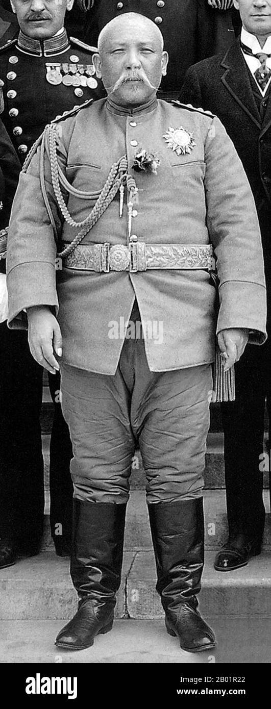 China: Yuan Shikai (16. September 1859 - 6. Juni 1916), zweiter provisorischer Präsident der Republik China (R. 1912-1915), 'Kaiser von China' (1915-1916), ca. 1910. Yuan Shikai war ein chinesischer General und Staatsmann, der in den letzten Tagen der Qing-Dynastie eine bedeutende einflussreiche Figur war. Er leitete eine Reihe wichtiger Reformen und Modernisierungsprogramme und half 1912, die Abdankung des Xuantong-Kaisers zu sichern, was den Fall des Qing-Reiches markierte. Er wurde der zweite provisorische Präsident, aber 1915 erklärte er sich selbst zum Hongxer Kaiser, ein heftig unpopulärer Zug. Stockfoto