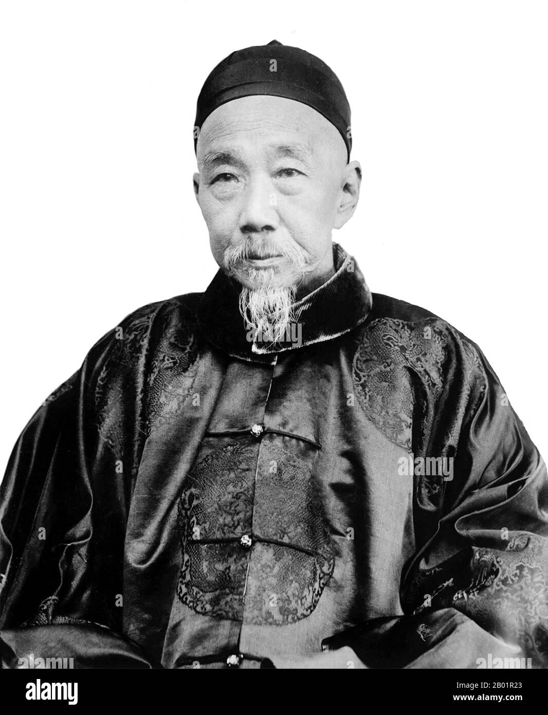 China: Liu Kunyi (21. Januar 1830 bis 6. Oktober 1902), Vizekönig von Liangguang und Liangjiang, Ende des 19. Jahrhunderts. Liu war Inhaber des höheren Lizenzabschlusses im kaiserlichen Prüfungssystem. Er trat 1855 in die Hunan-Armee ein und arbeitete unter Li Hongzhang während der Unterdrückung der Taiping-Rebellion. In Anerkennung seiner Verdienste wurde er zum Baron ernannt und erhielt das Amt des Gouverneurs von Jiangxi, in dem er von 1865 bis 1874 diente. 1875 erhielt er die Position des Vizekönigs von Liangjiang, wurde aber fast sofort auf den Posten des Vizekönigs von Liangguang versetzt. Stockfoto