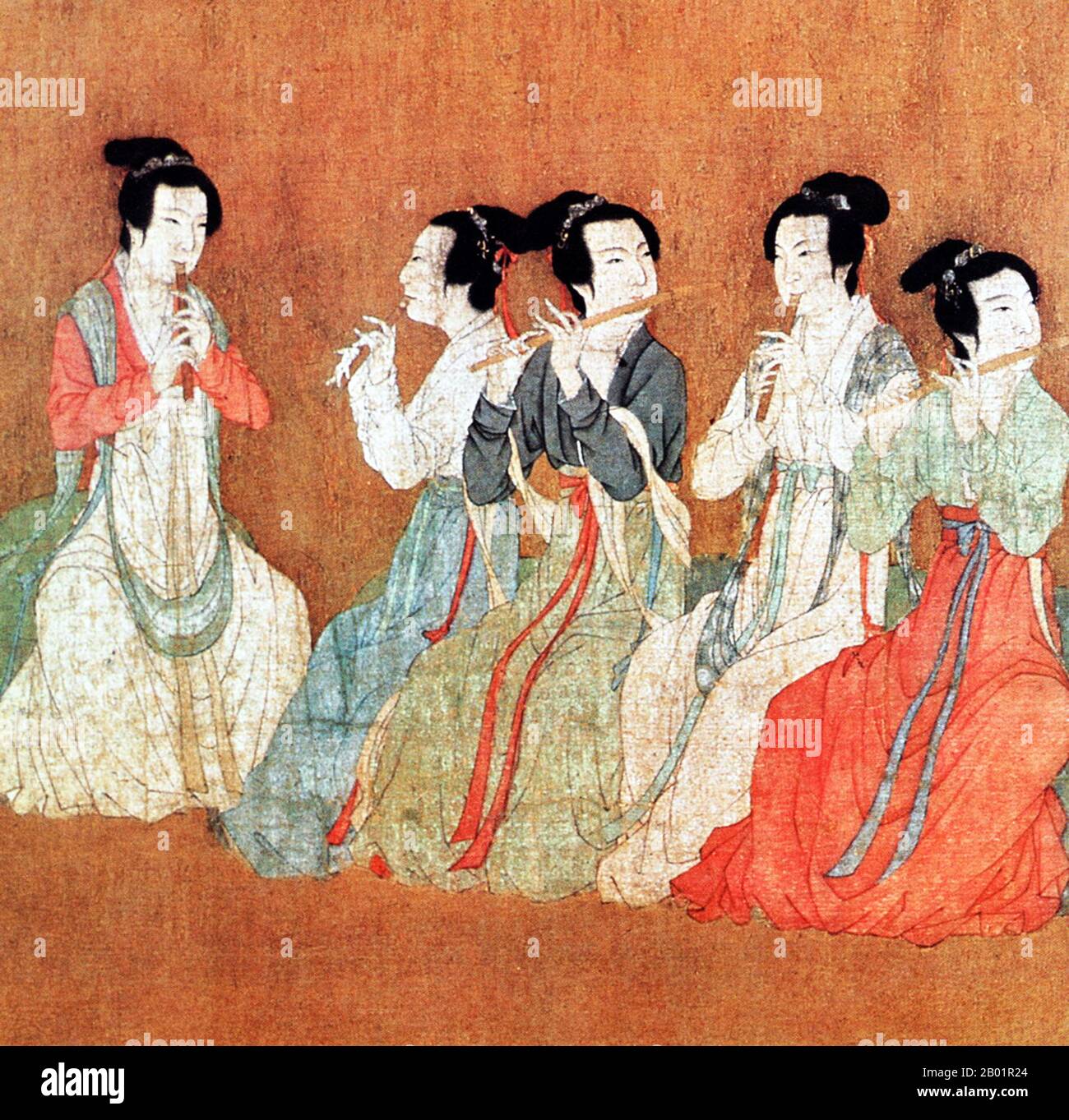 China: Fünf Frauen spielen Flöten. Detail aus dem Handschriftenbild „Night Revels of Han Xizai“ von Gu Hongzhong (937–975), spätere Song Dynastie (960–1279) Remake eines Originals aus dem 10. Jahrhundert. Die Nachtschichten von Han Xizai sind eine gemalte Schriftrolle, die Han Xizai, einen Minister des südlichen Tang-Kaisers Li Yu (937–978) darstellt. Dieses erzählerische Gemälde ist in fünf verschiedene Abschnitte unterteilt: Han Xizai hört der Pipa zu, beobachtet Tänzer, ruht sich aus, spielt Saiteninstrumente und sieht die Gäste aus. Stockfoto