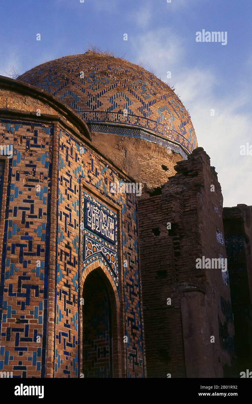 Usbekistan: Kuppel über dem Grab von Kussam ibn Abbas, Shah-i-Zinda, Samarkand. Shah-i-Zinda („der lebende König“) ist eine Nekropole im nordöstlichen Teil von Samarkand. Das Shah-i-Zinda Ensemble umfasst Mausoleen und andere rituelle Gebäude aus dem 9.-14. Und 19. Jahrhundert. Der Name Shah-i-Zinda steht im Zusammenhang mit der Legende, dass Kusam ibn Abbas, ein Cousin des Propheten Muhammad, hier begraben ist. Es wird angenommen, dass er mit der arabischen Invasion im 7. Jahrhundert nach Samarkand kam, um den Islam zu predigen. Populäre Legenden sagen, dass er von zoroastrischen Feueranbetern wegen seines Glaubens enthauptet wurde. Stockfoto