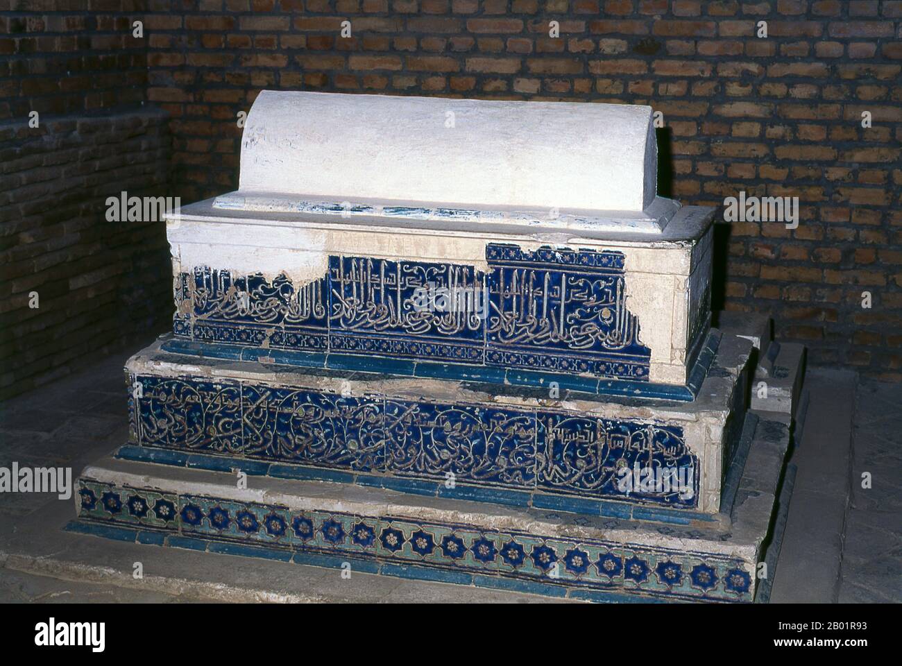 Usbekistan: Grab von Kussam ibn Abbas, Shah-i-Zinda, Samarkand. Shah-i-Zinda („der lebende König“) ist eine Nekropole im nordöstlichen Teil von Samarkand. Das Shah-i-Zinda Ensemble umfasst Mausoleen und andere rituelle Gebäude aus dem 9.-14. Und 19. Jahrhundert. Der Name Shah-i-Zinda steht im Zusammenhang mit der Legende, dass Kusam ibn Abbas, ein Cousin des Propheten Muhammad, hier begraben ist. Es wird angenommen, dass er mit der arabischen Invasion im 7. Jahrhundert nach Samarkand kam, um den Islam zu predigen. Populäre Legenden sagen, dass er von zoroastrischen Feueranbetern wegen seines Glaubens enthauptet wurde. Stockfoto