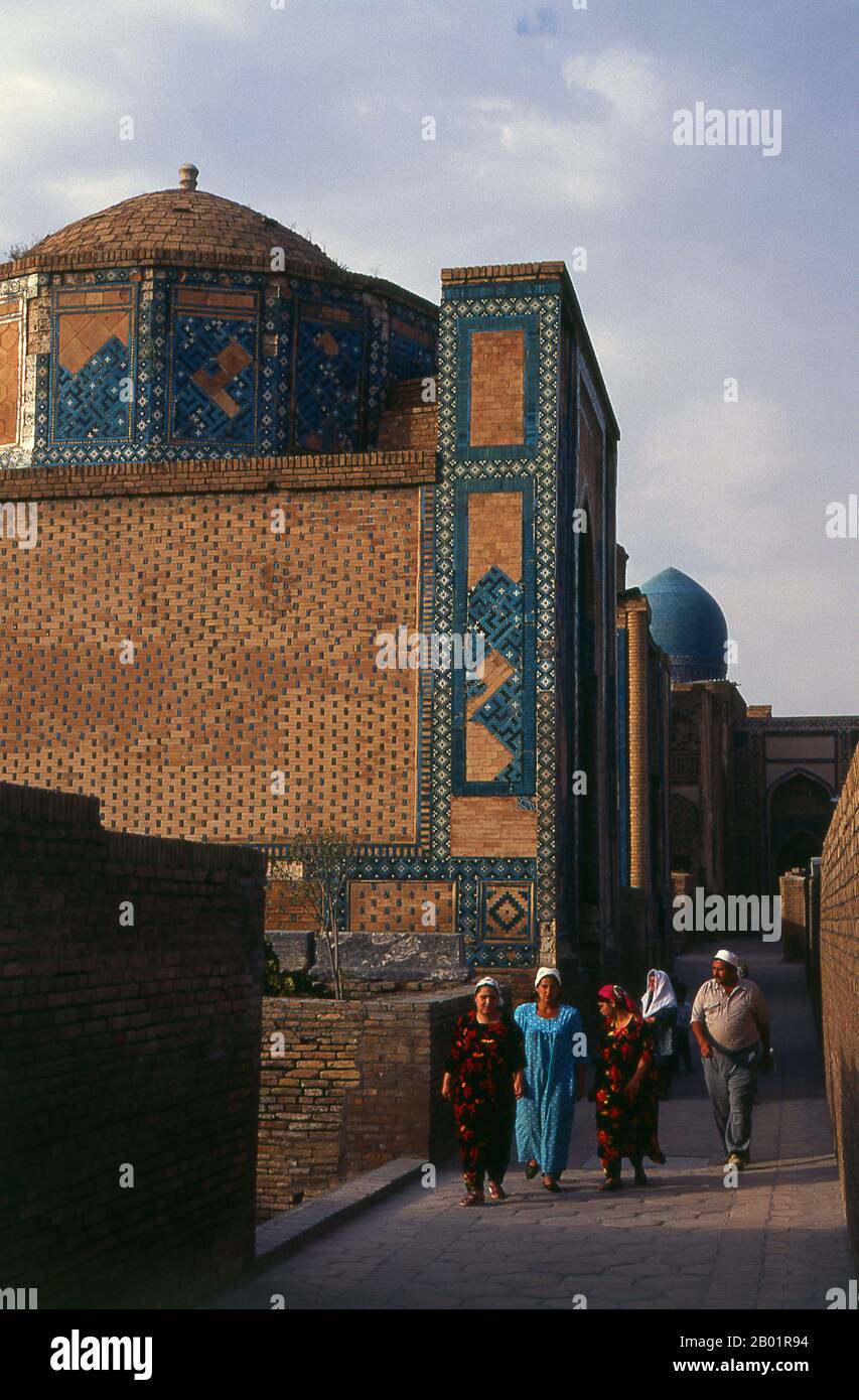 Usbekistan: Alim Nasafi Mausoleum, Shah-i-Zinda, Samarkand. Shah-i-Zinda („der lebende König“) ist eine Nekropole im nordöstlichen Teil von Samarkand. Das Shah-i-Zinda Ensemble umfasst Mausoleen und andere rituelle Gebäude aus dem 9.-14. Und 19. Jahrhundert. Der Name Shah-i-Zinda steht im Zusammenhang mit der Legende, dass Kusam ibn Abbas, ein Cousin des Propheten Muhammad, hier begraben ist. Es wird angenommen, dass er mit der arabischen Invasion im 7. Jahrhundert nach Samarkand kam, um den Islam zu predigen. Populäre Legenden sagen, dass er von zoroastrischen Feueranbetern wegen seines Glaubens enthauptet wurde. Stockfoto