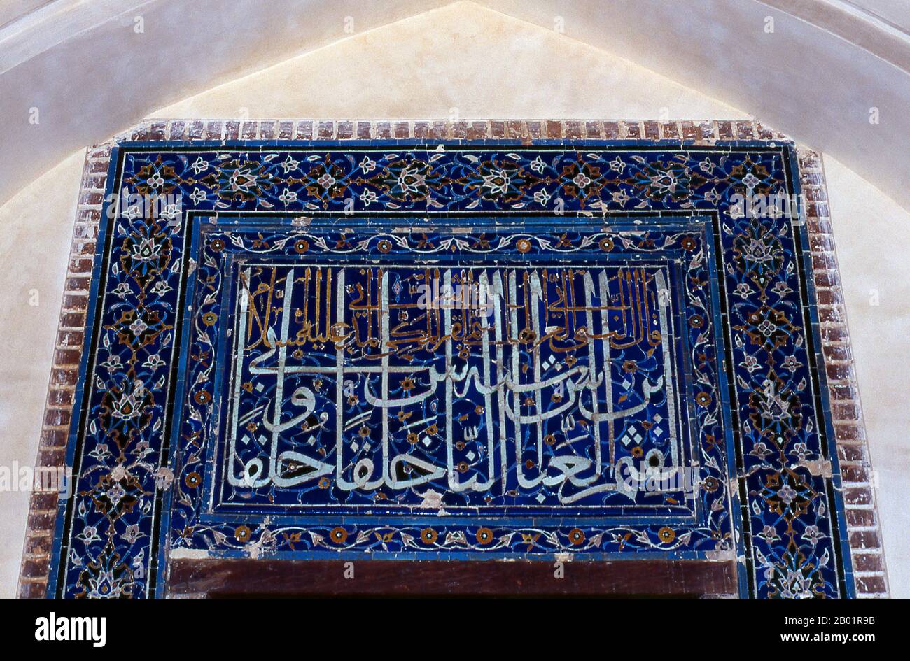 Usbekistan: Kalligraphisches Detail über einer Tür in Shah-i-Zinda, Samarkand. Shah-i-Zinda („der lebende König“) ist eine Nekropole im nordöstlichen Teil von Samarkand. Das Shah-i-Zinda Ensemble umfasst Mausoleen und andere rituelle Gebäude aus dem 9.-14. Und 19. Jahrhundert. Der Name Shah-i-Zinda steht im Zusammenhang mit der Legende, dass Kusam ibn Abbas, ein Cousin des Propheten Muhammad, hier begraben ist. Es wird angenommen, dass er mit der arabischen Invasion im 7. Jahrhundert nach Samarkand kam, um den Islam zu predigen. Populäre Legenden sagen, dass er von zoroastrischen Feueranbetern wegen seines Glaubens enthauptet wurde. Stockfoto