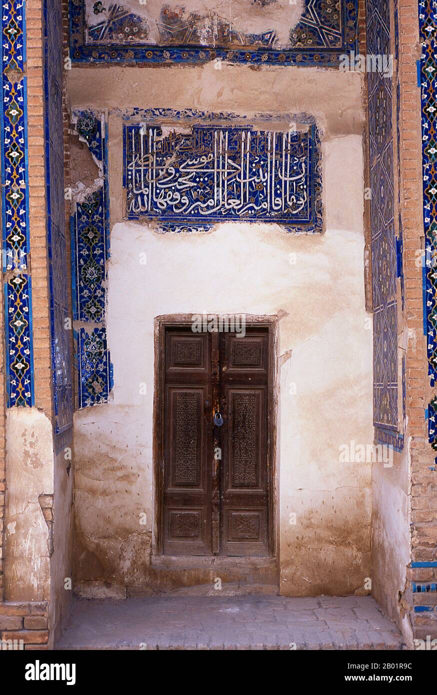 Usbekistan: Eingang in Shah-i-Zinda, Samarkand. Shah-i-Zinda („der lebende König“) ist eine Nekropole im nordöstlichen Teil von Samarkand. Das Shah-i-Zinda Ensemble umfasst Mausoleen und andere rituelle Gebäude aus dem 9.-14. Und 19. Jahrhundert. Der Name Shah-i-Zinda steht im Zusammenhang mit der Legende, dass Kusam ibn Abbas, ein Cousin des Propheten Muhammad, hier begraben ist. Es wird angenommen, dass er mit der arabischen Invasion im 7. Jahrhundert nach Samarkand kam, um den Islam zu predigen. Populäre Legenden sagen, dass er von zoroastrischen Feueranbetern wegen seines Glaubens enthauptet wurde. Stockfoto