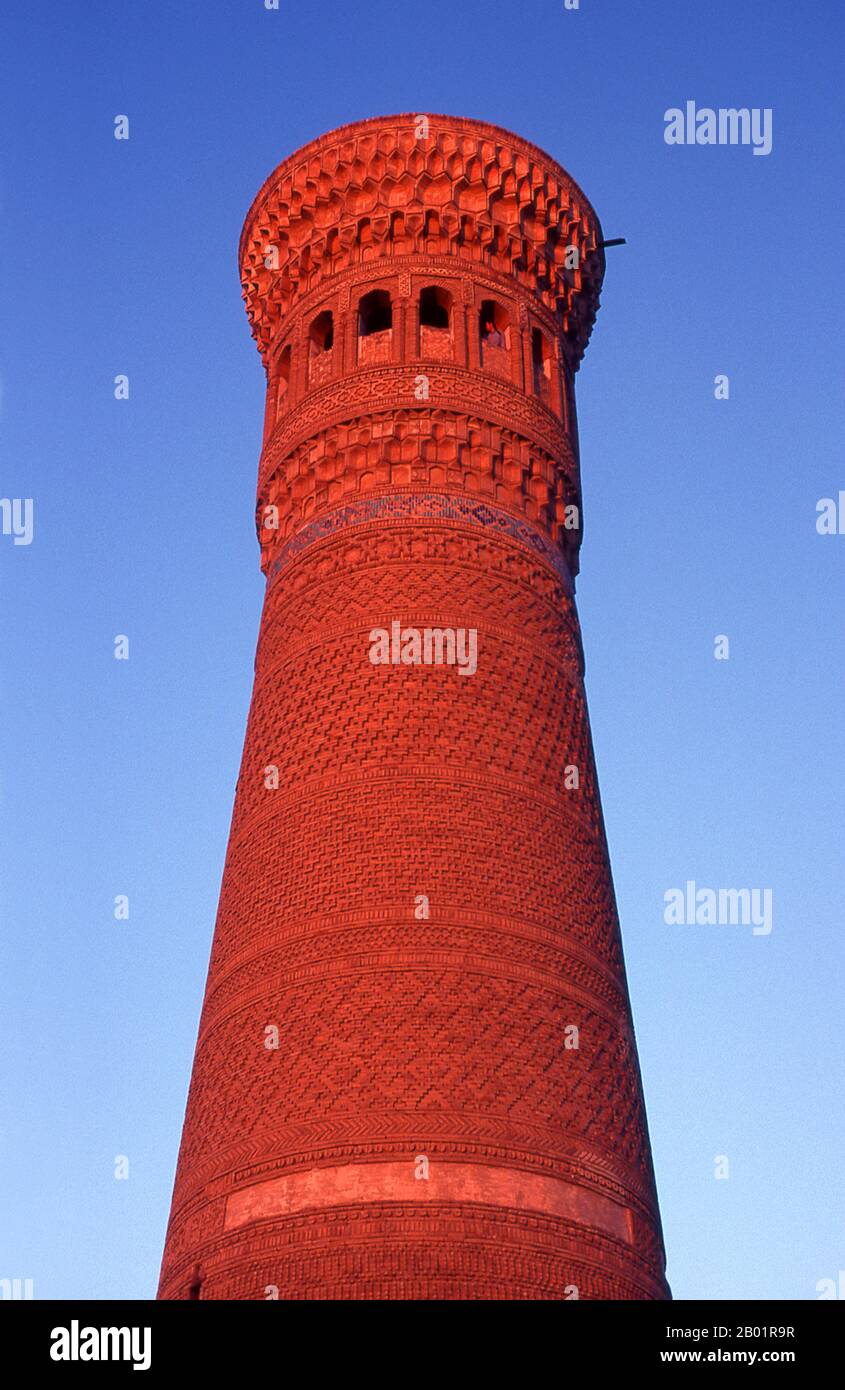 Usbekistan: Das Kalyan/Kalon Minaret, auch bekannt als das „Minaret des Todes“ bei Sonnenuntergang, Buchara. Das kalyanische Minarett oder Minâra-i Kalân (pesianisch/tadschikisch für das „große Minarett“) ist Teil des Po-i-Kalyan-Moschee-Komplexes und wurde von Bako entworfen und 1127 vom arachanidischen Herrscher Arslan Khan erbaut. Das Minarett ist in Form eines runden, nach oben verengenden Ziegelturms mit einem Durchmesser von 9 m (30 ft) unten, 6 m (20 ft) oben und einer Höhe von 46 m (150 ft) gefertigt. Das Minarett ist auch als „Turm des Todes“ bekannt, da jahrhundertelang Verbrecher hingerichtet wurden, indem sie von der Spitze geworfen wurden. Stockfoto