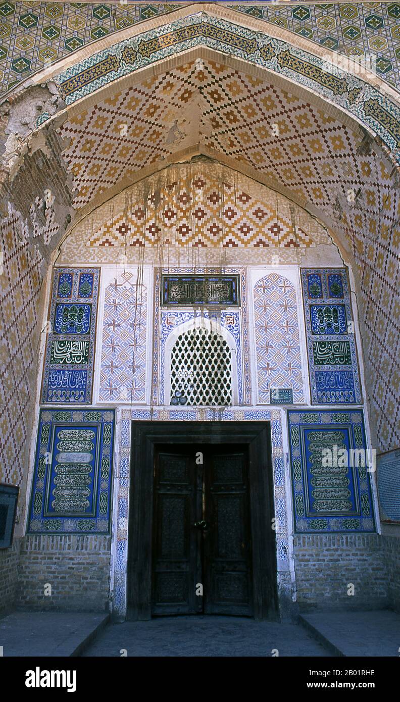 Usbekistan: Eingang zum Hauptgebetssaal, Bolo Hauz Moschee, Buchara. Die Bolo-Hauz-Moschee wurde 1712 erbaut und wurde vom Emir von Buchara als königliche Moschee genutzt. Der Iwan oder der überdachte Säulengang der Moschee ist immer noch einer der höchsten und schönsten in Zentralasien. Buchara wurde 500 v. Chr. in der heutigen Arche gegründet. Die Buchara-Oase war jedoch schon lange zuvor bewohnt. Die Stadt war seit ihren Anfängen im 6. Jahrhundert v. Chr. eines der wichtigsten Zentren der persischen Zivilisation. Ab dem 6. Jahrhundert n. Chr. kamen nach und nach Turksprecher hinzu. Stockfoto