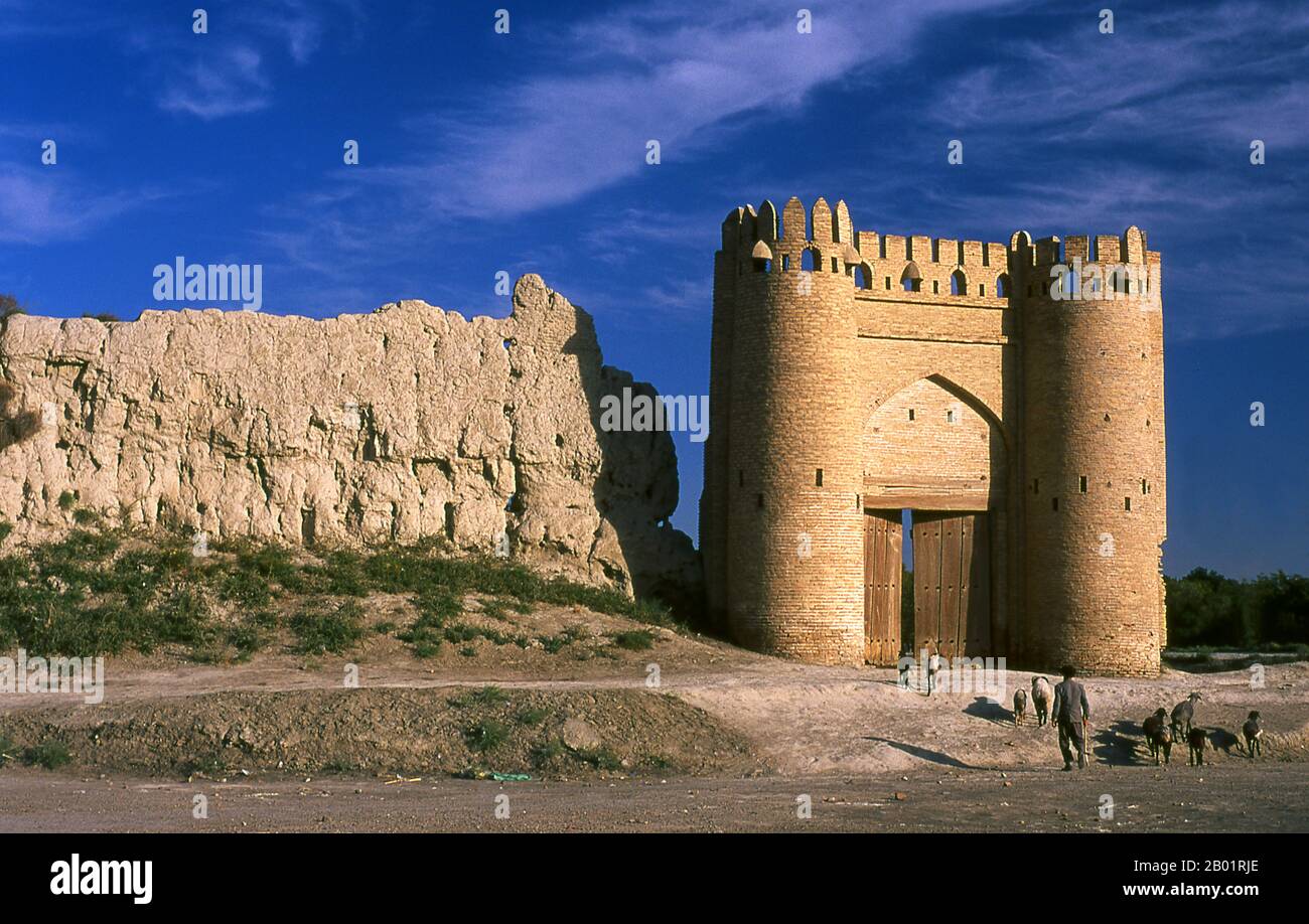Usbekistan: Die alte Stadtmauer und das Tallipach-Tor aus dem 16. Jahrhundert, Buchara. Das Tallipach-Tor ist eines von nur zwei Toren, die von den alten Stadtmauern von Buchara übrig geblieben sind. Irgendwann gab es 11 Tore. Das Tor stammt aus dem 16. Jahrhundert. Buchara wurde 500 v. Chr. in der heutigen Arche gegründet. Die Buchara-Oase war jedoch schon lange zuvor bewohnt. Die Stadt war eines der wichtigsten Zentren der persischen Zivilisation seit ihren Anfängen im 6. Jahrhundert v. Chr.. Ab dem 6. Jahrhundert n. Chr. kamen nach und nach Turksprecher hinzu. Stockfoto