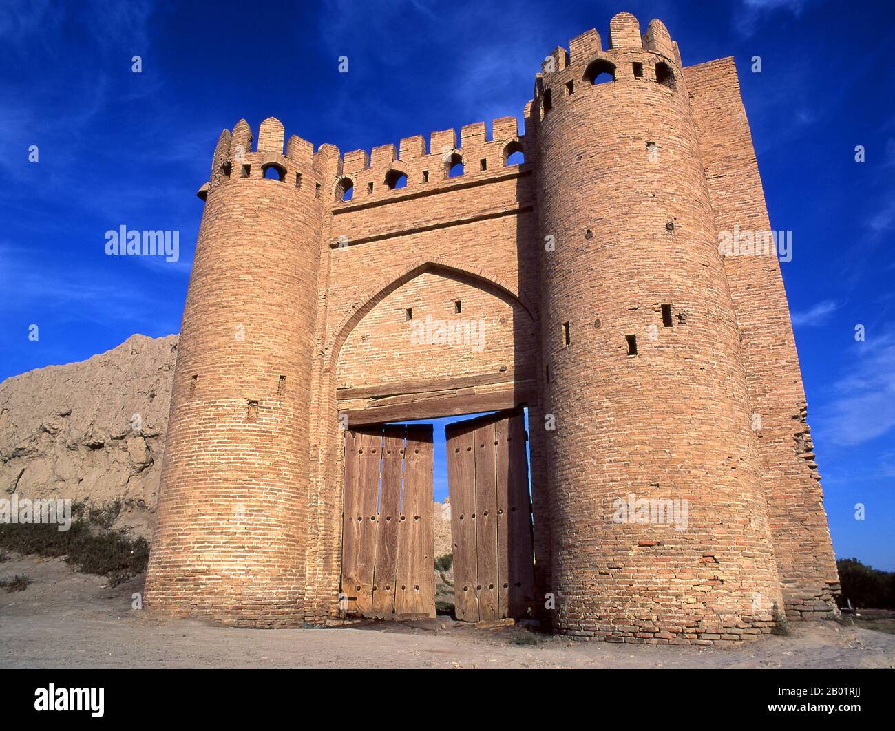 Usbekistan: Die alte Stadtmauer und das Tallipach-Tor aus dem 16. Jahrhundert, Buchara. Das Tallipach-Tor ist eines von nur zwei Toren, die von den alten Stadtmauern von Buchara übrig geblieben sind. Irgendwann gab es 11 Tore. Das Tor stammt aus dem 16. Jahrhundert. Buchara wurde 500 v. Chr. in der heutigen Arche gegründet. Die Buchara-Oase war jedoch schon lange zuvor bewohnt. Die Stadt war eines der wichtigsten Zentren der persischen Zivilisation seit ihren Anfängen im 6. Jahrhundert v. Chr.. Ab dem 6. Jahrhundert n. Chr. kamen nach und nach Turksprecher hinzu. Stockfoto