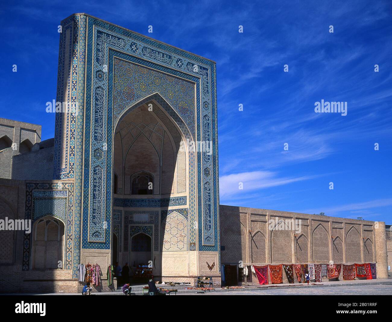 Usbekistan: Iwan oder Portikus in der Moschee und dem Minarett von Kalyan oder Kalon, Teil des Po-i-Kalyan-Komplexes, Buchara. Die Kalyan-Moschee ist Bucharas Gemeindemoschee oder Freitagsmoschee. Sie wurde im 16. Jahrhundert an der Stelle einer älteren Moschee errichtet, die von Dschingis Khan zerstört wurde. Das kalyanische Minarett oder Minâra-i Kalân (Persisch/tadschikisch für das „große Minarett“) ist Teil des Po-i-Kalyan-Moschee-Komplexes und wurde von Bako entworfen und 1127 vom arachanidischen Herrscher Arslan Khan erbaut. Das Minarett ist in Form eines Rundsäulenturms aus Ziegelstein gefertigt, der sich nach oben verengt. Stockfoto