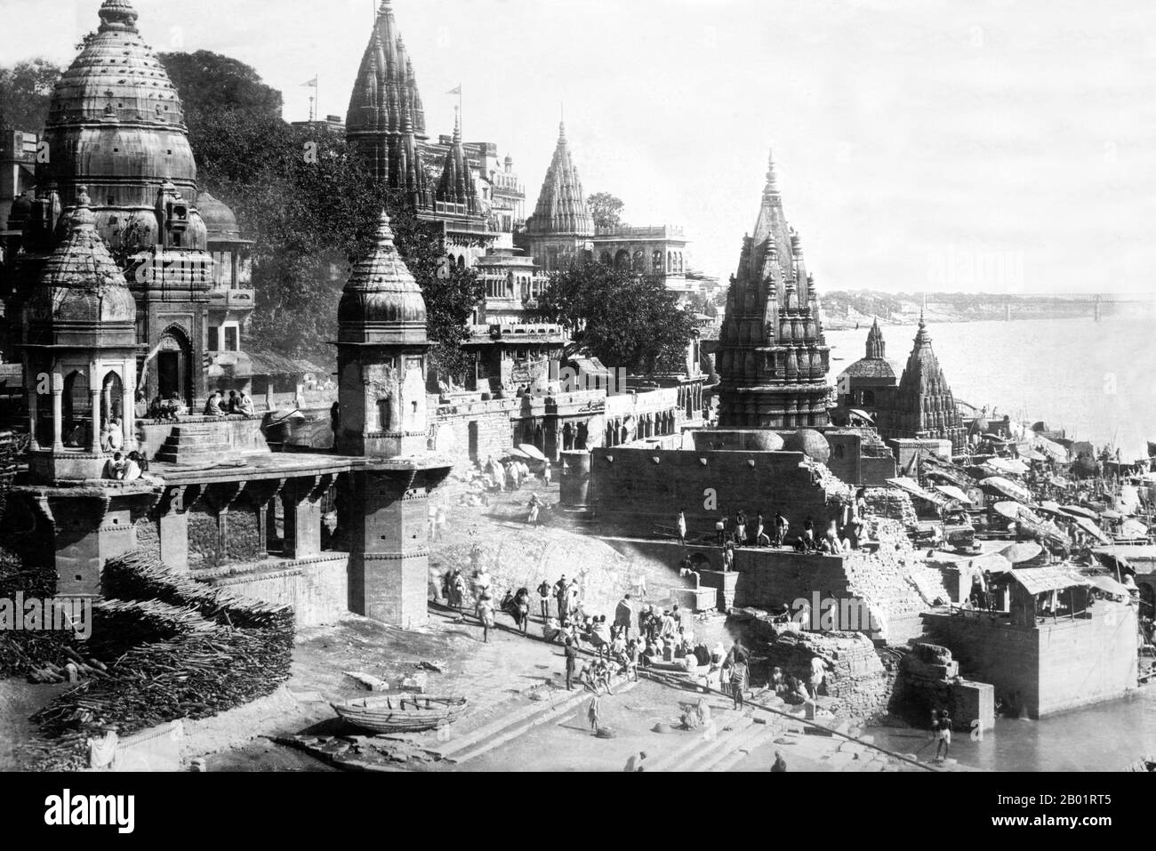 Indien: Die Haupteinäscherung Ghetz, Varanasi (Benares), um 1920. Varanasi, auch bekannt als Banaras oder Benaras, ist eine Stadt am Ufer des Ganges im indischen Bundesstaat Uttar Pradesh, 320 Kilometer (199 mi) südöstlich der Hauptstadt Lucknow. Die Stadt wird von Hindus, Buddhisten und Jains als heilige Stadt angesehen. Es ist eine der ältesten durchgehend bewohnten Städte der Welt und die älteste in Indien. Der Kaschi Naresh (Maharaja von Kaschi) ist der wichtigste Kulturförderer von Varanasi und ein wesentlicher Bestandteil aller religiösen Feiern. Stockfoto