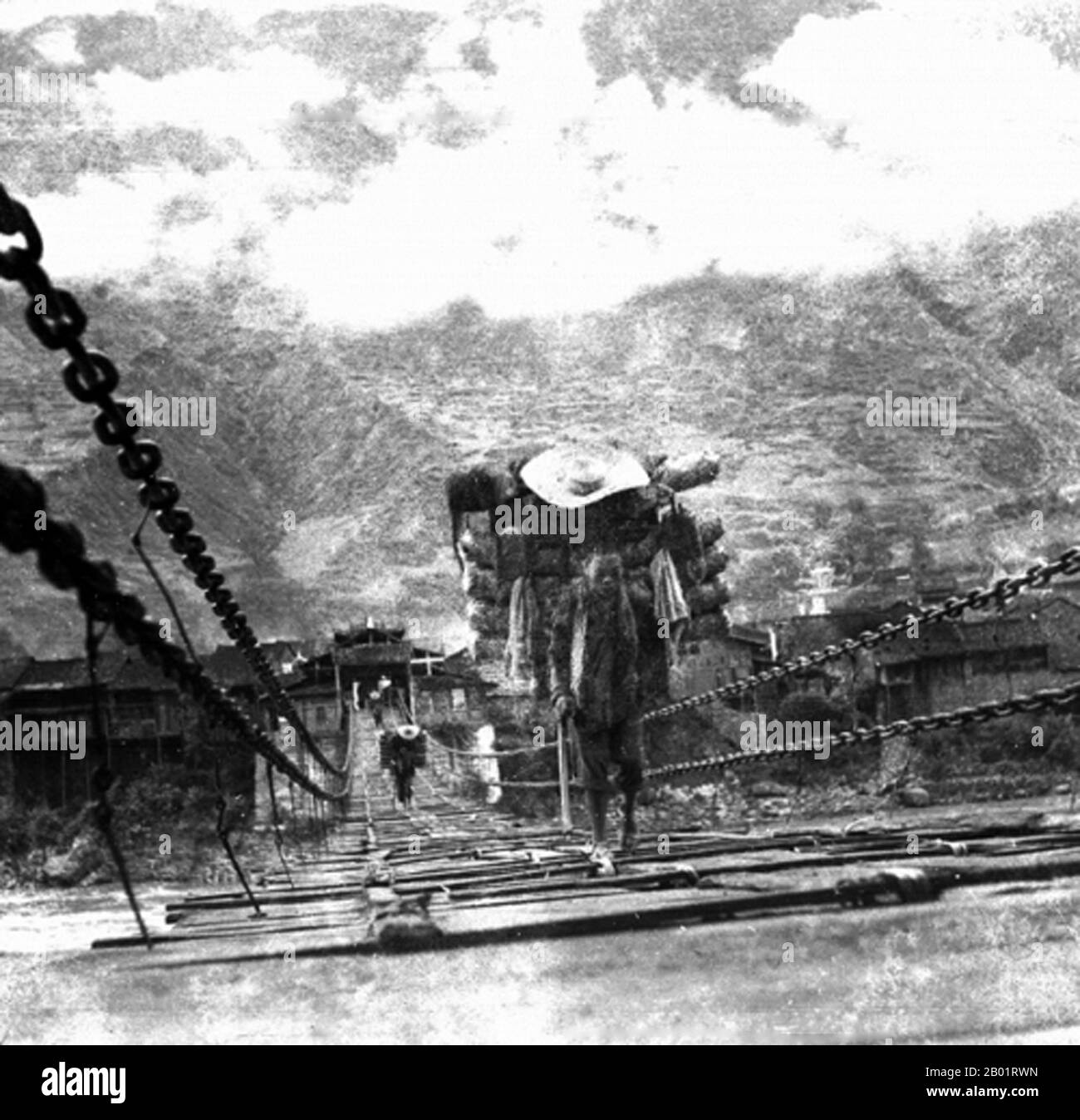 China: Teeträger und Muleteer überqueren die Luding Bridge über den Dadu River in Luding County, Garze Tibetische Autonome Präfektur, Sichuan, um 1939. Die Tea Horse Road (Cha Ma Dao) war ein Netz von Maultierkarawanenwegen, die sich durch die Berge von Yunnan, Sichuan und Tibet im Südwesten Chinas schlängelten. Sie wird auch als Southern Silk Road und Ancient Tea Horse Road bezeichnet. Vor etwa tausend Jahren war die Alte Teestraße eine Handelsverbindung von Yunnan, einer der ersten Teeerzeugerregionen, nach Indien über Birma, nach Tibet und über die Provinz Sichuan nach Zentralchina. Stockfoto