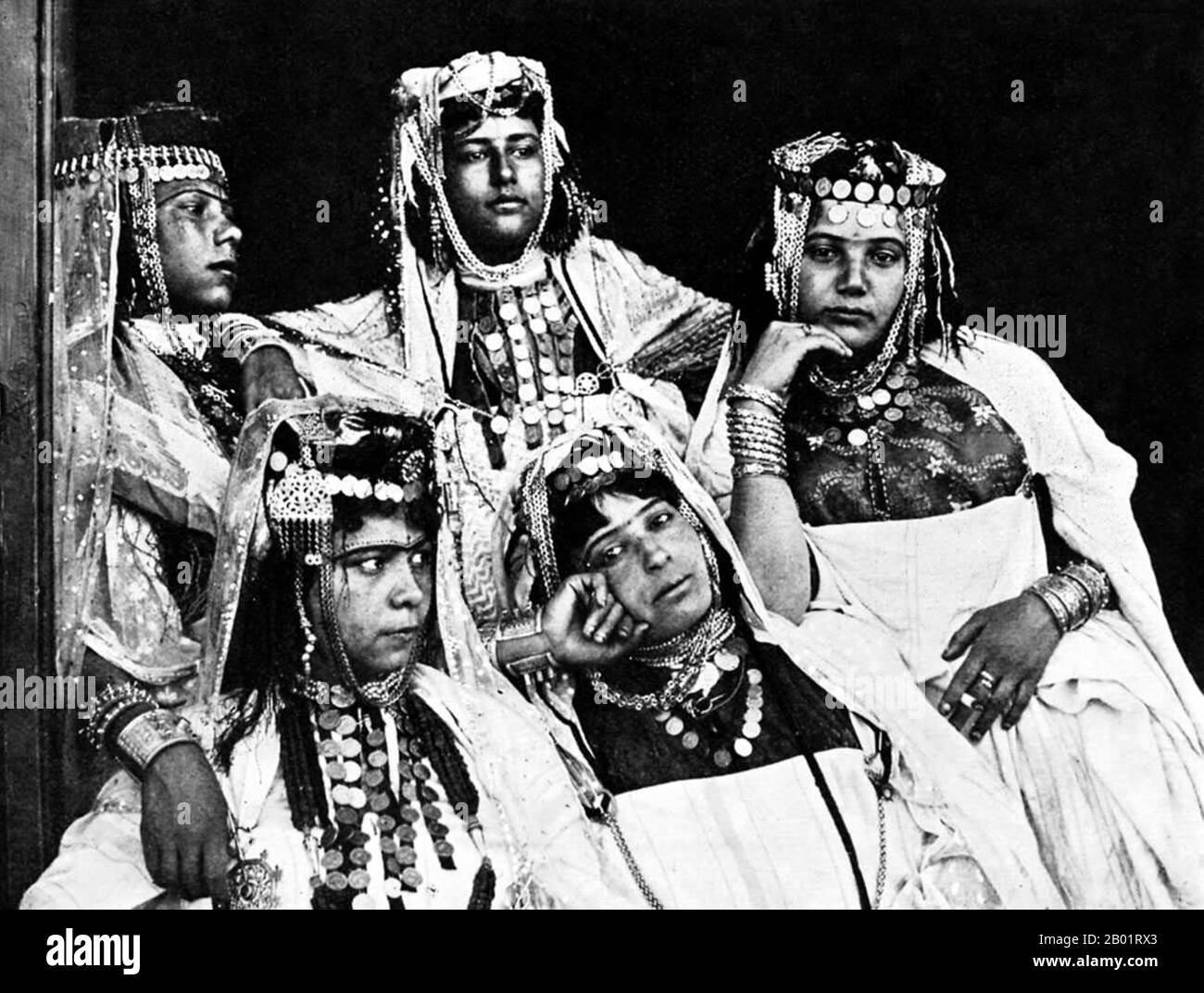 Algerien: Junge Berberin des Stammes Ouled Nail, Anfang des 20. Jahrhunderts. Berber sind die indigenen Völker Nordafrikas westlich des Niltals. Sie sind diskontinuierlich vom Atlantik bis zur Siwa-Oase in Ägypten und vom Mittelmeer bis zum Niger verteilt. Historisch sprachen sie verschiedene Berbersprachen, die zusammen einen Zweig der afro-asiatischen Sprachfamilie bilden. Stockfoto