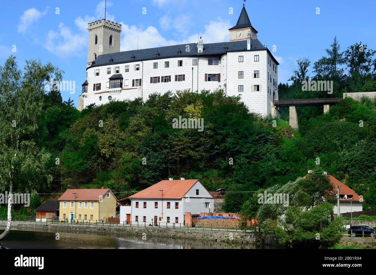 Rozmberk nad Vltavou, Tschechien - Ausgust 11. 2013: Schloss Rozmberk, Häuser und Fluss Mltava in Böhmen Stockfoto