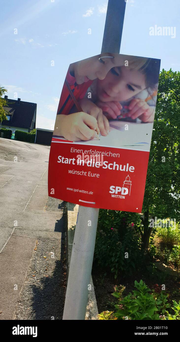 Plakat der Partei SPD an einer Laterne, "Ein erfolgreicher Start in die Schule", erfolgreicher Schulbeginn, Deutschland, Nordrhein-Westfalen, Ruhrgebiet, Witten Stockfoto