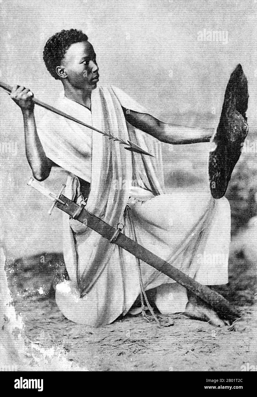Mali: Ein „junger sudanesischer Krieger“ (aus dem ehemaligen französischen Soudan), Anfang des 20. Jahrhunderts. Der Französische Sudan war eine Kolonie in Französisch-Westafrika, die zwei getrennte Existenzperioden hatte, zuerst von 1890 bis 1899, dann von 1920 bis 1960, als das Territorium zur unabhängigen Nation Mali wurde. Stockfoto