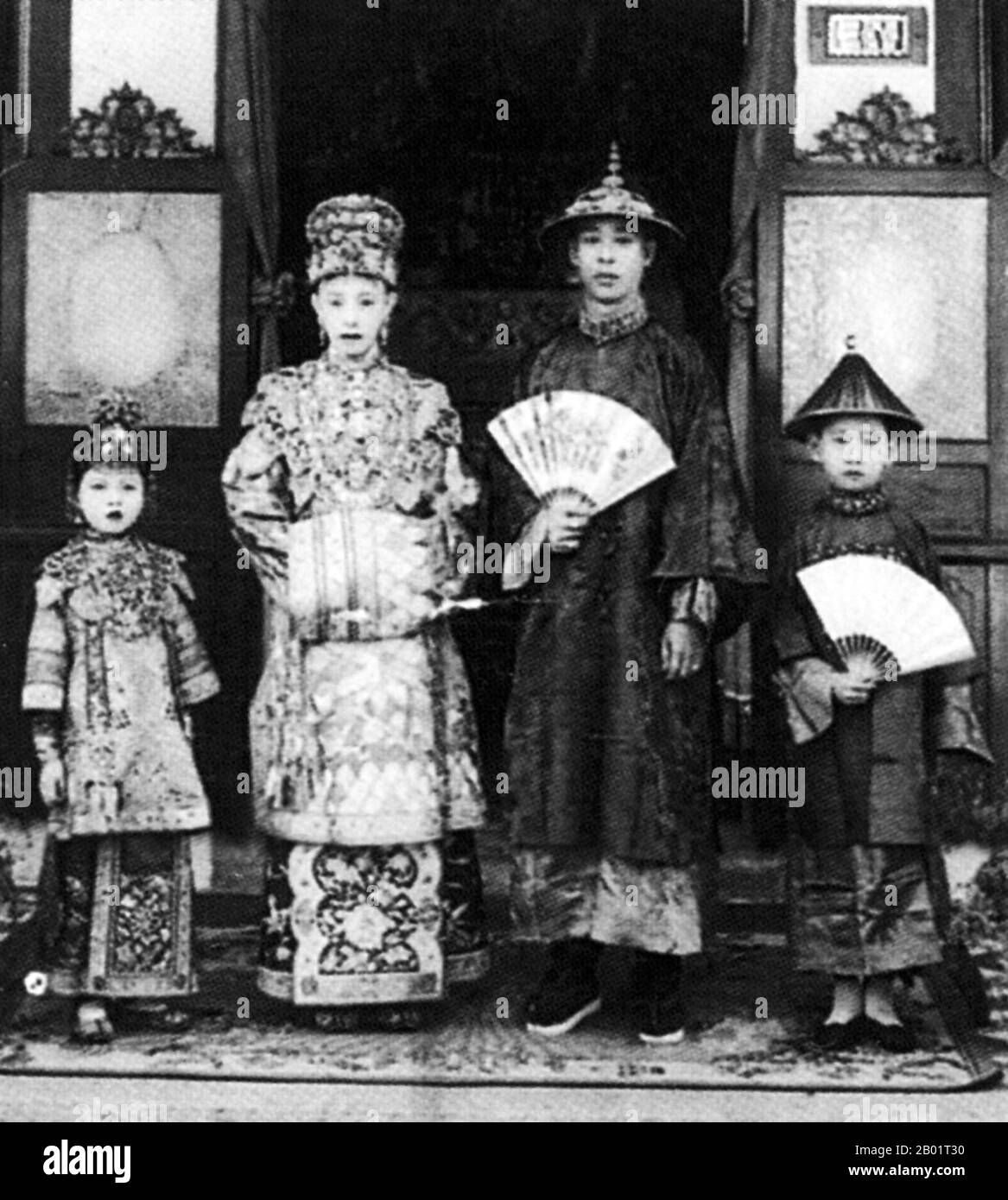 Malaysia/Singapur: Eine Peranakan Braut und Bräutigam posieren für ihr Hochzeitsfoto, Singapur, ca. 1930. Peranakan Chinese und Baba-Nyonya sind die Bezeichnungen für die Nachkommen chinesischer Einwanderer aus dem späten 15. Und 16. Jahrhundert, die während der Kolonialzeit in den malaiisch-indonesischen Archipel von Nusantara kamen. Mitglieder dieser Gemeinde in Malaysia bezeichnen sich als „Nyonya-Baba“ oder „Baba-Nyonya“. Nyonya ist der Begriff für die Weibchen und Baba für die Männchen. Sie gilt insbesondere für die ethnischen chinesischen Bevölkerungsgruppen der British Straits Settlements in Malaya und der von den Niederlanden kontrollierten Insel Java. Stockfoto