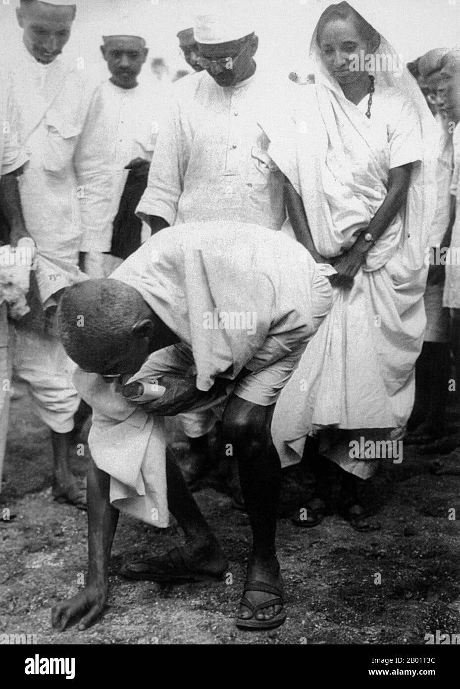 Indien: Mahatma Gandhi (2. Oktober 1869 – 30. Januar 1948), führender politischer und ideologischer Führer der indischen Unabhängigkeitsbewegung, beendet den Salzmarsch in Dandi am 5. April 1930. Mohandas Karamchand Gandhi war der führende politische und ideologische Führer Indiens während der indischen Unabhängigkeitsbewegung. Er war Pionier bei Satyagraha. Dies wird definiert als Widerstand gegen Tyrannei durch zivilen Massenungehorsam, eine Philosophie, die fest auf Ahimsa beruht, oder totale Gewaltlosigkeit. Dieses Konzept half Indien, Unabhängigkeit zu erlangen und inspirierte Bewegungen für Bürgerrechte und Freiheit auf der ganzen Welt. Stockfoto