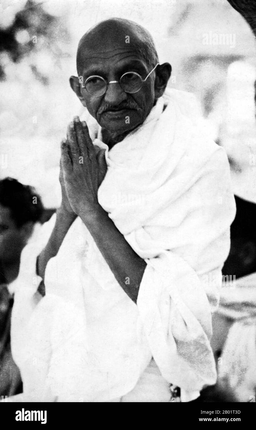 Indien: Mahatma Gandhi (2. Oktober 1869 – 30. Januar 1948), führender politischer und ideologischer Führer der indischen Unabhängigkeitsbewegung, um 1940. Mohandas Karamchand Gandhi war der führende politische und ideologische Führer Indiens während der indischen Unabhängigkeitsbewegung. Er war Pionier bei Satyagraha. Dies wird definiert als Widerstand gegen Tyrannei durch zivilen Massenungehorsam, eine Philosophie, die fest auf Ahimsa beruht, oder totale Gewaltlosigkeit. Dieses Konzept half Indien, Unabhängigkeit zu erlangen und inspirierte Bewegungen für Bürgerrechte und Freiheit auf der ganzen Welt. Stockfoto