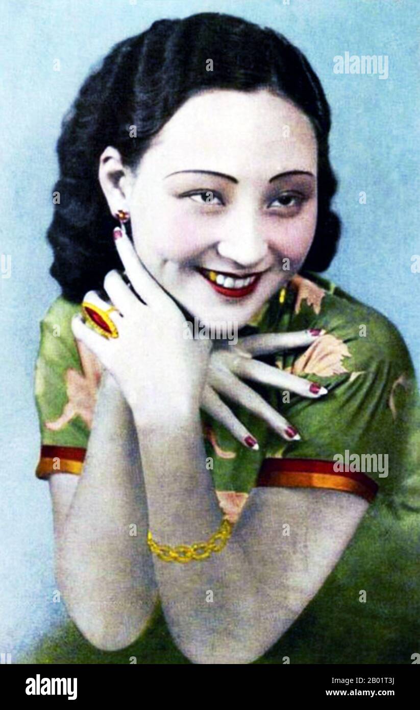 China: Xu Lai (1909 – 4. April 1973), chinesischer Filmstar aus Shanghai, 1930er Jahre Xu Lai war in den 1930er Jahren ein beliebter Filmstar des chinesischen Kinos und wird als erste chinesische Schauspielerin in einer Badszene in Erinnerung gerufen. Sie diente auch als Geheimagentin während des Zweiten Weltkriegs für die Republik China gegen das von Japan kontrollierte Nanking-Marionettenregime. Nach dem kommunistischen Sieg im Chinesischen Bürgerkrieg überlief sie in die Volksrepublik China, wurde aber während der Kulturrevolution schwer verfolgt und starb nach Jahren der Folter und Misshandlung im Gefängnis. Stockfoto
