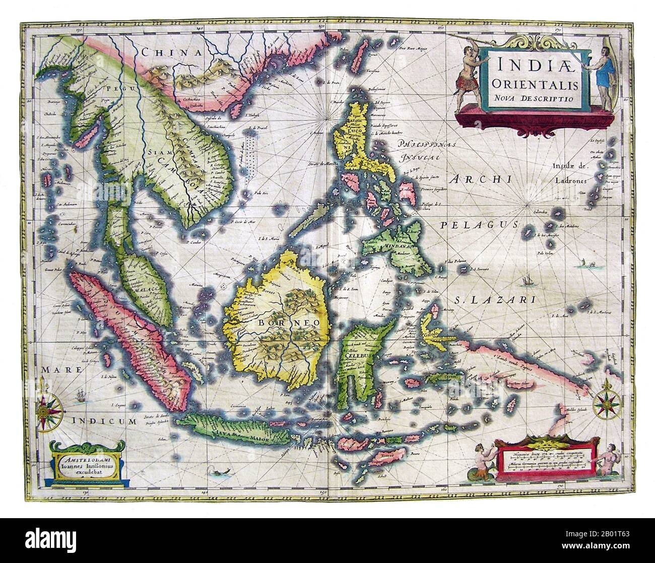Asien: Indien Orientalis Nova Descriptio. Karte des niederländischen Kartografen Jan Jansson (1588-1664), 1636. Eine frühe Karte Südostasiens zeigt das Ausmaß und die Grenzen des europäischen Wissens über die Region. Während die größeren Inseln Indonesiens mit einiger Genauigkeit kartiert werden, sind die Südküste von Java und die Kleinen Sundas nur in allgemeiner Form kartiert, und Neuguinea ist besonders unvollständig. In allen Gebieten sehen wir Küstenmerkmale und Siedlungen, aber es gibt wenig Details im Inneren. Die Philippinen sind gut beschrieben, und die Marianen (Ladrones) werden übermäßig groß und bekannt. Stockfoto