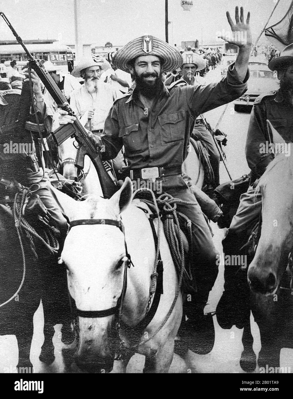 Kuba: Camilo Cienfuegos (6. Februar 1932 bis 28. Oktober 1959) nach seinem Sieg in Yaguajay, ca. Januar 1959. Camilo Cienfuegos Gorriarán war ein kubanischer Revolutionär, der in Lawton, Havanna, geboren wurde. Er wuchs in einer anarchistischen Familie auf, die Spanien vor dem Spanischen Bürgerkrieg verlassen hatte, und wurde neben Fidel Castro, Che Guevara, Juan Almeida Bosque und Raúl Castro zu einer Schlüsselfigur der kubanischen Revolution; er galt als zweiter unter der revolutionären Führung nach Fidel Castro. Während des Rückflugs von Camagüey verschwand sein Flugzeug über der Straße von Florida und er wurde als tot angesehen. Stockfoto