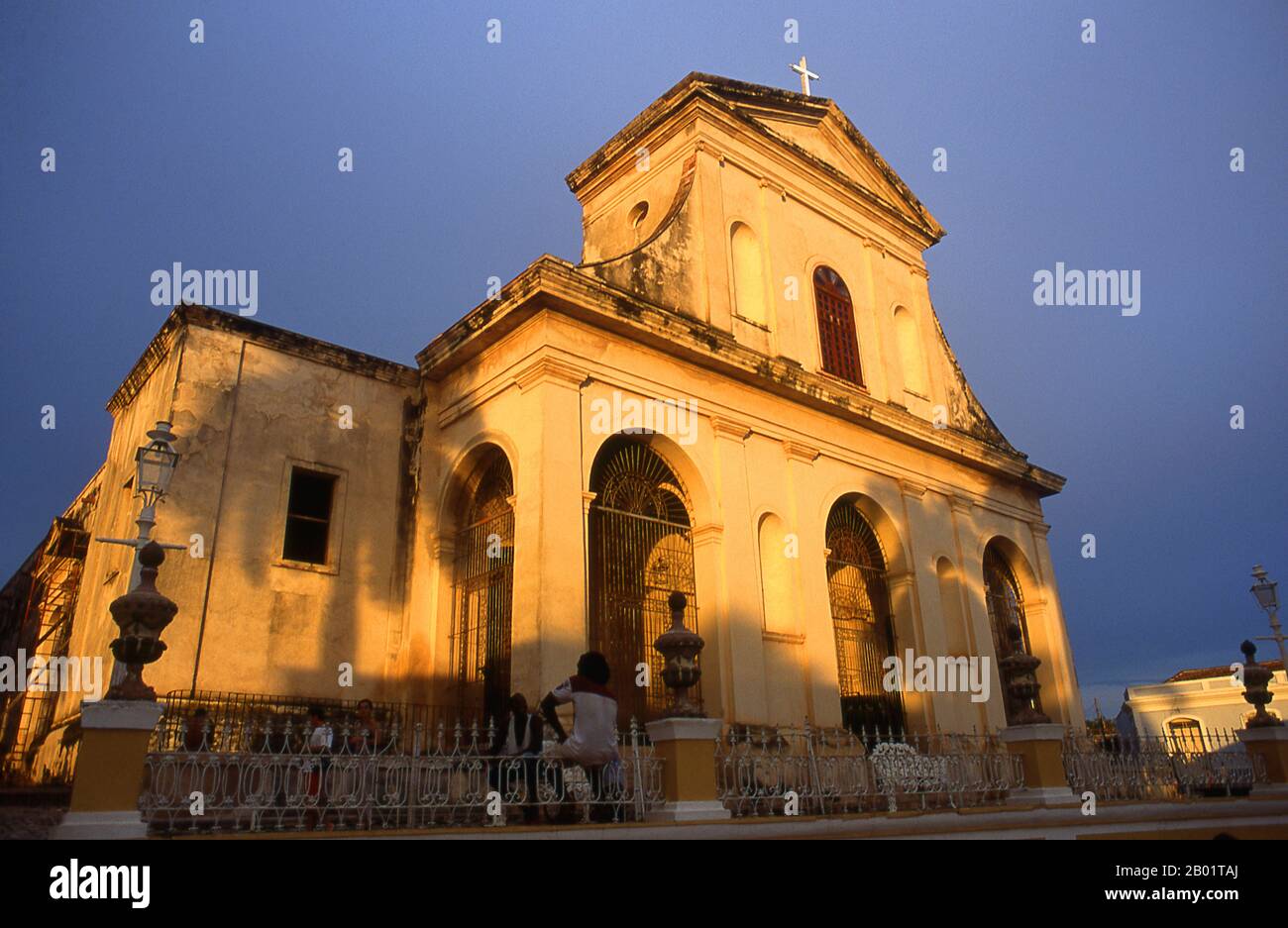 Kuba: Kirche Santisima Trinidad, Trinidad, Provinz Sancti Spiritus. Trinidad wurde 1514 von Diego Velázquez als dritte europäische Kolonialsiedlung Kubas gegründet. Anfangs blühte es als Goldbergbauzentrum und auch als Einsatzbasis für den Eroberer Hernán Cortés während seiner Invasion und Eroberung Mexikos im Jahr 1518. Später ersetzte Havanna Trinidad als Hauptbasis für spanische Operationen gegen das zentralamerikanische Festland, doch zu dieser Zeit ersetzte der fruchtbare Boden um Trinidad bereits lokal abgebautes und mexikanisches Gold durch Zuckerrohr. Stockfoto