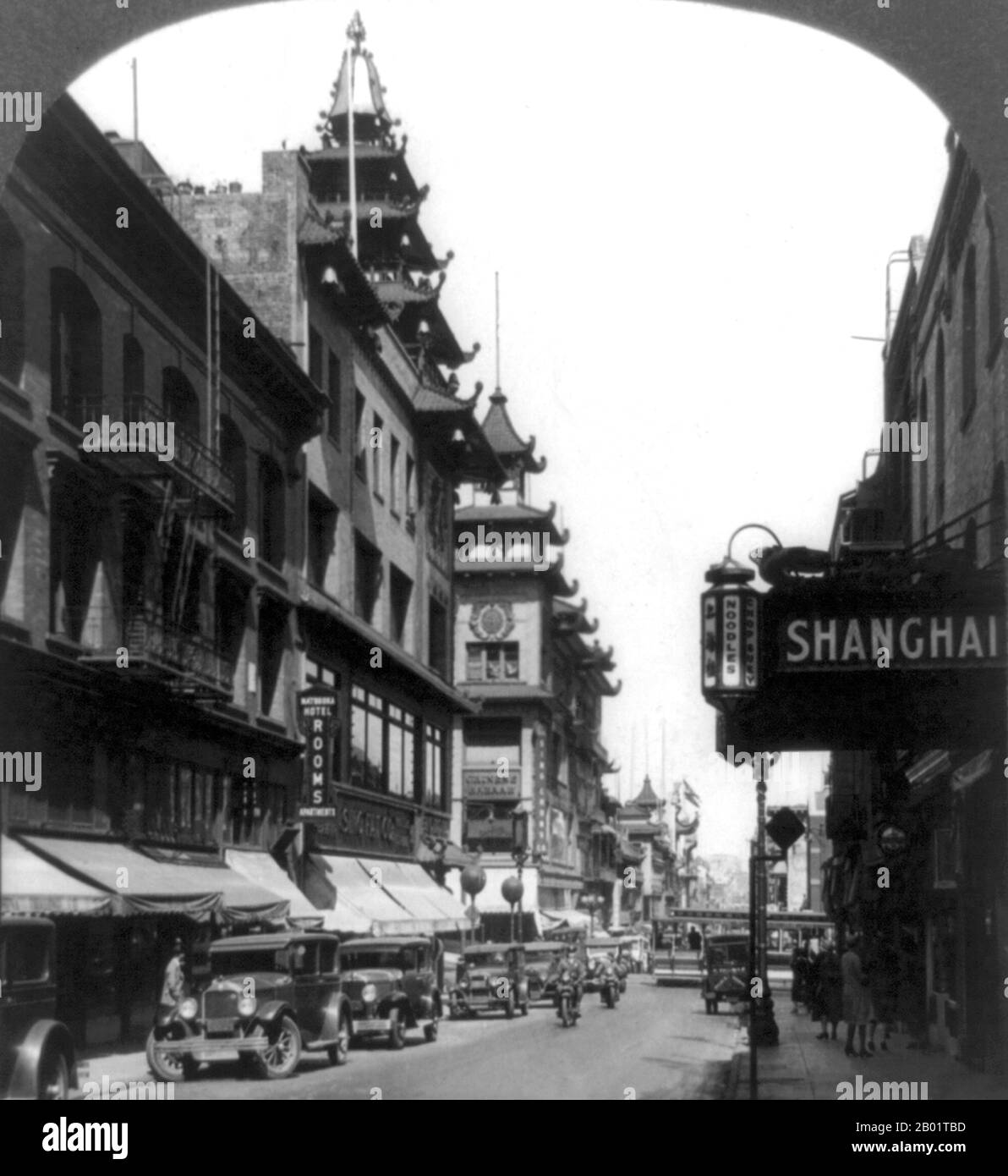 USA: Downtown Chinatown, San Francisco, ca. 1929. San Franciscos Chinatown war von den 1850er bis in die 1900er Jahre der Einreisehafen für die frühen Hoisanesen und Zhongshanesen aus der Provinz Guangdong in Südchina Das Gebiet war die einzige geografische Region, die von der Stadtverwaltung und privaten Eigentümern verfasst wurde, die es chinesischen Personen erlaubte, Wohnungen innerhalb der Stadt zu erben und zu bewohnen. Die Mehrheit dieser chinesischen Ladenbesitzer, Restaurantbesitzer und Angestellten in San Francisco Chinatown waren überwiegend Hoisaner und Männer. Stockfoto