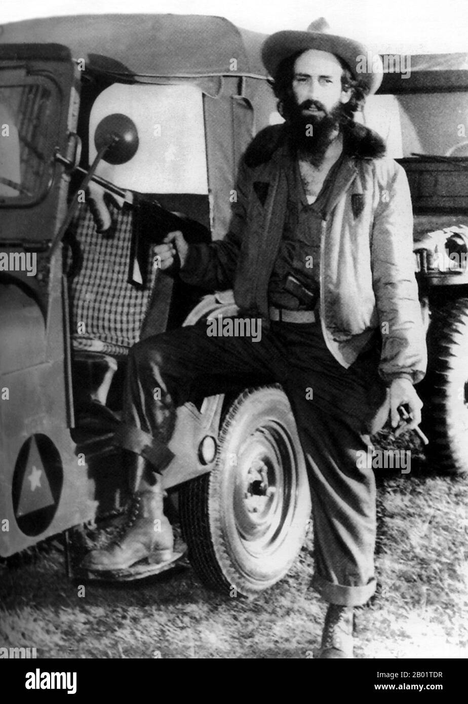 Kuba: Camilo Cienfuegos (6. Februar 1932 bis 28. Oktober 1959), ca. 1959. Camilo Cienfuegos Gorriarán war ein kubanischer Revolutionär, der in Lawton, Havanna, geboren wurde. Er wuchs in einer anarchistischen Familie auf, die Spanien vor dem Spanischen Bürgerkrieg verlassen hatte, und wurde neben Fidel Castro, Che Guevara, Juan Almeida Bosque und Raúl Castro zu einer Schlüsselfigur der kubanischen Revolution; er galt als zweiter unter der revolutionären Führung nach Fidel Castro. Während des Rückflugs von Camagüey verschwand sein Flugzeug über der Straße von Florida und er wurde als tot angesehen. Stockfoto