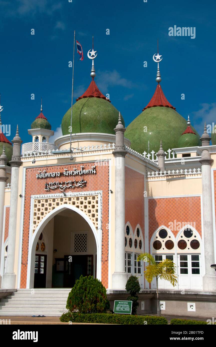 Thailand: Matsayit Klang oder Zentralmoschee, Pattani, Südthailand. Die Matsayit Klang wurde in den 1960er Jahren erbaut und ist Thailands zweitgrößte Moschee. Pattani wurde im 15. Jahrhundert gegründet und war einst die Hauptstadt eines unabhängigen malaiisch sprechenden Sultanats. Heute ist es das spirituelle Herz und die wichtigste Stadt in der muslimischen Region Malaiisch im tiefen Süden Thailands. Etwa 75 Prozent der Bevölkerung sind malaiisch sprechende Muslime (Zahlen sind umstritten), und Stadt und Region stehen im Zentrum der aktuellen politischen Instabilität, die die Deep South-Grenzprovinzen gestört hat. Stockfoto