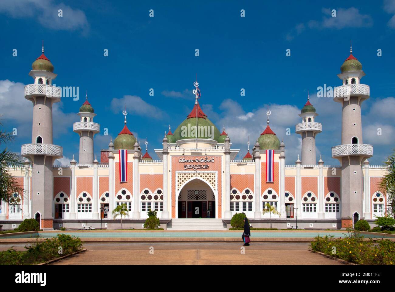 Thailand: Matsayit Klang oder Zentralmoschee, Pattani, Südthailand. Die Matsayit Klang wurde in den 1960er Jahren erbaut und ist Thailands zweitgrößte Moschee. Pattani wurde im 15. Jahrhundert gegründet und war einst die Hauptstadt eines unabhängigen malaiisch sprechenden Sultanats. Heute ist es das spirituelle Herz und die wichtigste Stadt in der muslimischen Region Malaiisch im tiefen Süden Thailands. Etwa 75 Prozent der Bevölkerung sind malaiisch sprechende Muslime (Zahlen sind umstritten), und Stadt und Region stehen im Zentrum der aktuellen politischen Instabilität, die die Deep South-Grenzprovinzen gestört hat. Stockfoto