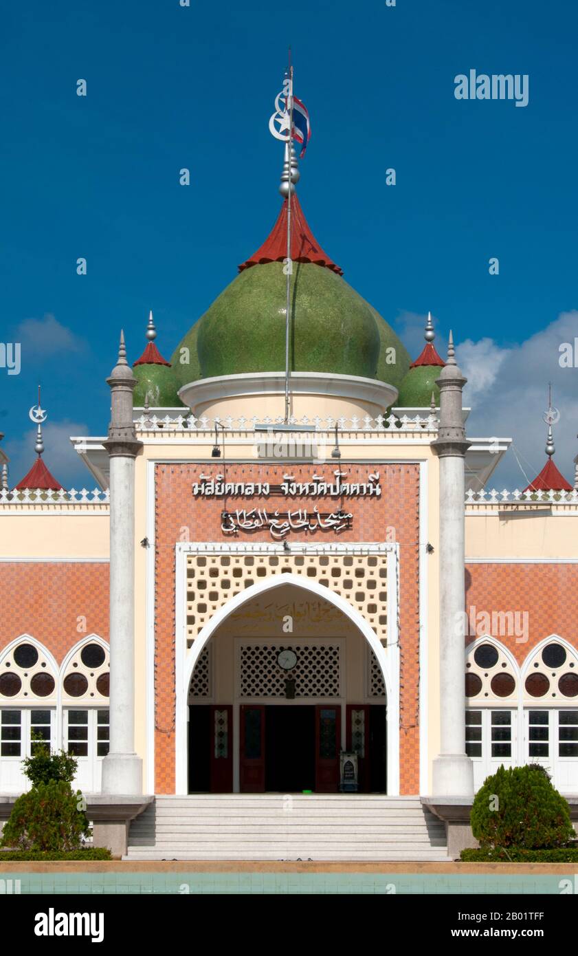 Thailand: Matsayit Klang oder Zentralmoschee, Pattani, Südthailand. Die Matsayit Klang wurde in den 1960er Jahren erbaut und ist Thailands zweitgrößte Moschee. Pattani wurde im 15. Jahrhundert gegründet und war einst die Hauptstadt eines unabhängigen malaiisch sprechenden Sultanats. Heute ist es das spirituelle Herz und die wichtigste Stadt in der muslimischen Region Malaiisch im tiefen Süden Thailands. Etwa 75 Prozent der Bevölkerung sind malaiisch sprechende Muslime (Zahlen sind umstritten), und Stadt und Region stehen im Zentrum der aktuellen politischen Instabilität, die die Deep South-Grenzprovinzen gestört hat. Stockfoto