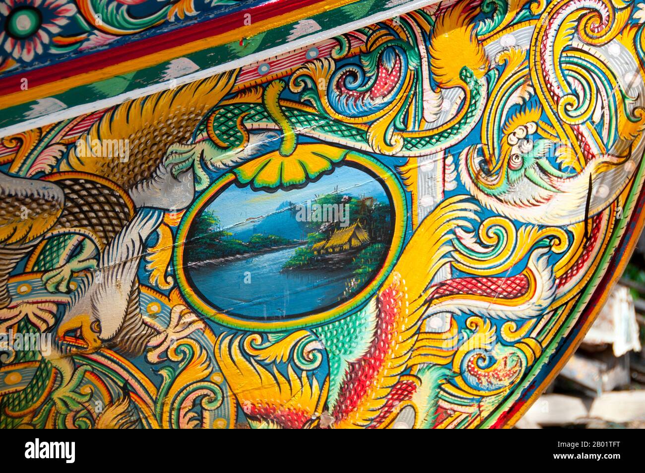 Entlang der Ostküste der Halbinsel Thailand, von Ko Samui südwärts, wurden seit Hunderten von Jahren bunte, bemalte Fischerboote von muslimischen Fischern gebaut und dekoriert. Die besten Beispiele für diese inzwischen rückläufige Industrie stammen aus den Boatyards des Saiburi-Distrikts, Provinz Pattani. Ursprünglich werden Korlae heute von einheimischen Fischern mit Motoren geführt. Zu den Zeichen, die auf den hervorragend detaillierten Rumpeldesigns häufig dargestellt werden, gehören der singha-löwe, der gagasura-Hornvogel, die payanak-Seeschlange und der Garuda-Vogel, der sowohl das Symbol des thailändischen Königreichs als auch des Mythi ist Stockfoto
