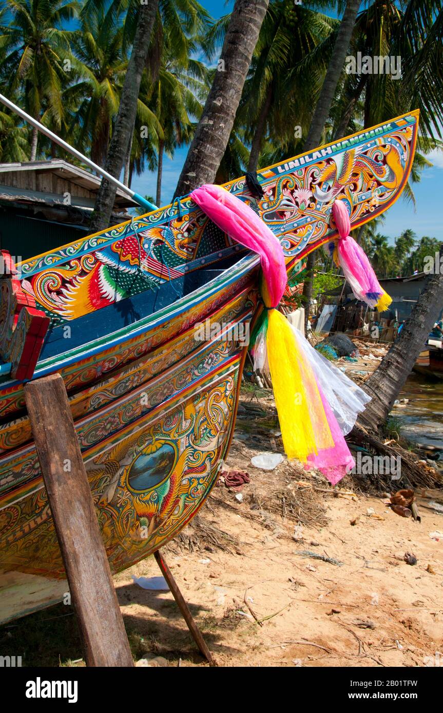 Entlang der Ostküste der Halbinsel Thailand, von Ko Samui südwärts, wurden seit Hunderten von Jahren bunte, bemalte Fischerboote von muslimischen Fischern gebaut und dekoriert. Die besten Beispiele für diese inzwischen rückläufige Industrie stammen aus den Boatyards des Saiburi-Distrikts, Provinz Pattani. Ursprünglich werden Korlae heute von einheimischen Fischern mit Motoren geführt. Zu den Zeichen, die auf den hervorragend detaillierten Rumpeldesigns häufig dargestellt werden, gehören der singha-löwe, der gagasura-Hornvogel, die payanak-Seeschlange und der Garuda-Vogel, der sowohl das Symbol des thailändischen Königreichs als auch des Mythi ist Stockfoto