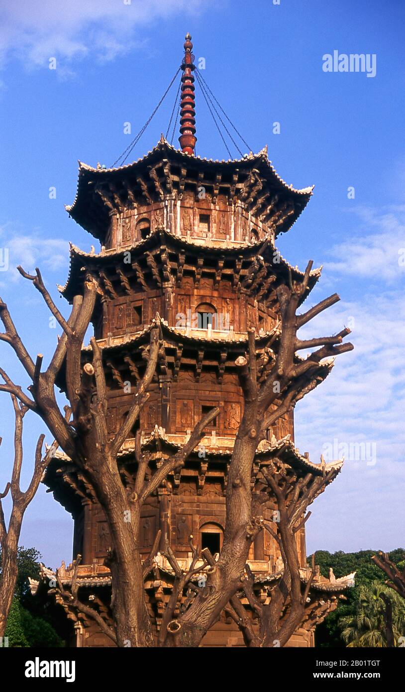 China: Pagode, Kaiyuan-Tempel, Quanzhou, Provinz Fujian. Kaiyuan Si (Kaiyuan-Tempel) ist Quanzhous größter buddhistischer Tempel und einer der schönsten Tempel Chinas. Der Tempel stammt aus dem späten 7. Jahrhundert (Tang-Dynastie), aber seine zwei Pagoden wurden später hinzugefügt, die im 13. Jahrhundert errichtet wurden. Sie haben es geschafft, größtenteils zu überleben, da sie aus Stein und nicht aus Holz gebaut sind. Vor tausend Jahren war Quanzhou wohl der bedeutendste Hafen der Welt, mit einer lukrativen Position im Zentrum des maritimen Seidenhandels. Sie blühte während der Song- und Yuan-Dynastie enorm. Stockfoto