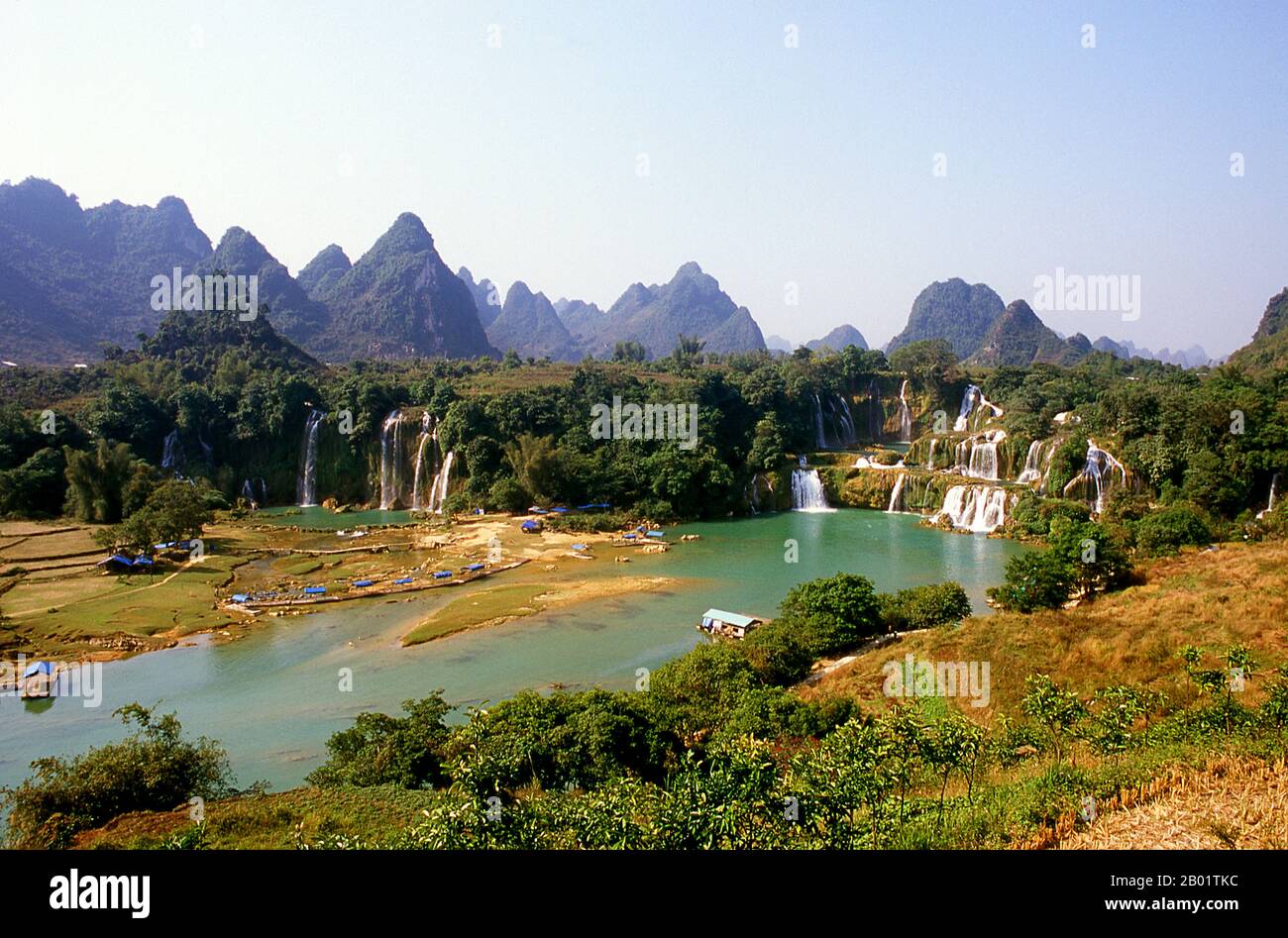 China/Vietnam: Verbot Gioc oder Detian Falls an der vietnamesisch-chinesischen Grenze, Provinz Guangxi (China) und Provinz Cao Bang (Vietnam). Ban Gioc - Detian Falls (vietnamesisch Thác Bản Giốc & Thác Đức Thiên) sind zwei Wasserfälle am Fluss Quây Sơn oder Guichun, die an der chinesisch-vietnamesischen Grenze liegen und sich in den Karsthügeln des Komitats Daxin in der Provinz Guangxi auf chinesischer Seite befinden. und im Bezirk Trung Khanh, Provinz Cao Bằng auf vietnamesischer Seite, 272 km nördlich von Hanoi. Stockfoto