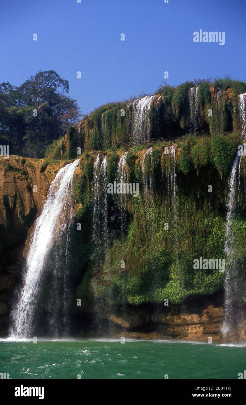 China/Vietnam: Verbot Gioc oder Detian Falls an der vietnamesisch-chinesischen Grenze, Provinz Guangxi (China) und Provinz Cao Bang (Vietnam). Ban Gioc - Detian Falls (vietnamesisch Thác Bản Giốc & Thác Đức Thiên) sind zwei Wasserfälle am Fluss Quây Sơn oder Guichun, die an der chinesisch-vietnamesischen Grenze liegen und sich in den Karsthügeln des Komitats Daxin in der Provinz Guangxi auf chinesischer Seite befinden. und im Bezirk Trung Khanh, Provinz Cao Bằng auf vietnamesischer Seite, 272 km nördlich von Hanoi. Stockfoto