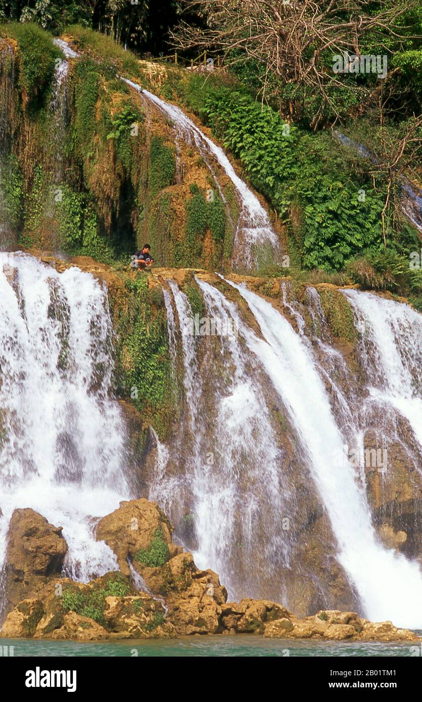 China/Vietnam: Fischer über den Ban Gioc oder Detian Falls, an der vietnamesisch-chinesischen Grenze, Provinz Guangxi (China) und Provinz Cao Bang (Vietnam). Ban Gioc - Detian Falls (vietnamesisch Thác Bản Giốc & Thác Đức Thiên) sind zwei Wasserfälle am Fluss Quây Sơn oder Guichun, die an der chinesisch-vietnamesischen Grenze liegen und sich in den Karsthügeln des Komitats Daxin in der Provinz Guangxi auf chinesischer Seite befinden. und im Bezirk Trung Khanh, Provinz Cao Bằng auf vietnamesischer Seite, 272 km nördlich von Hanoi. Stockfoto
