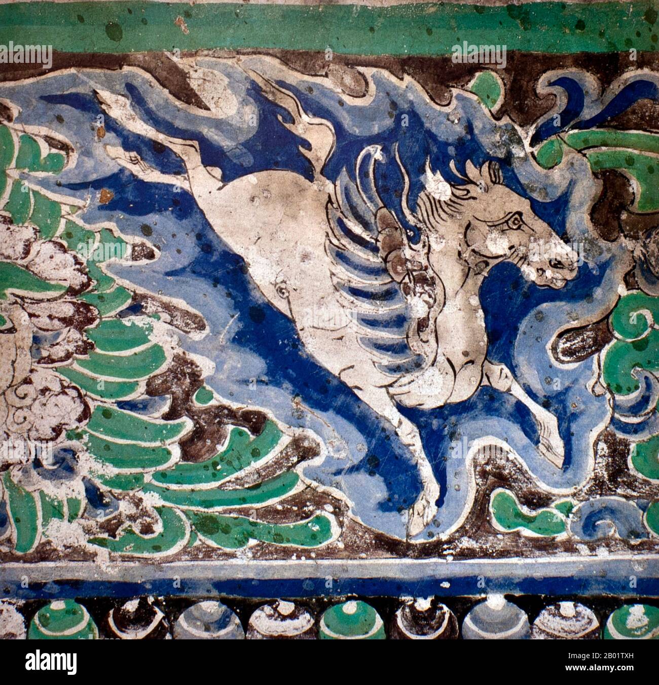 China: Fresko eines geflügelten Pferdes, Cave 10, Yulin Caves, Western Xia Dynastie (1038–1227). Die Yulin-Höhlen sind ein buddhistischer Höhlentempelkomplex im Guazhou County, Provinz Gansu, China. Der Standort liegt etwa 100 km östlich der Oasenstadt Dunhuang und der Mogao-Höhlen. Seinen Namen hat er von den gleichnamigen Ulmen, die den Yulin River säumen, der durch das Gelände fließt und die beiden Klippen trennt, von denen die Höhlen ausgegraben wurden. Die 42 Höhlen beherbergen etwa 250 polychrome Statuen und 4.200 Quadratmeter Wandmalereien aus der Tang-Dynastie bis zur Yuan-Dynastie. Stockfoto