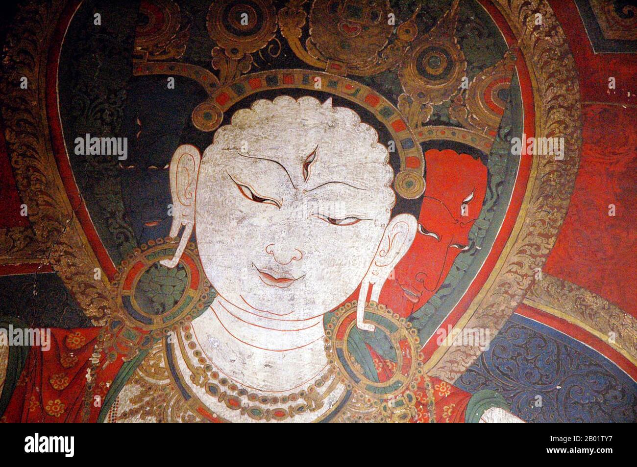 China: Detail eines Wandgemäldes von Tara, tibetische Schule, c. Tang Dynastie (618-907). Tara, auch Jetsun Dolma (tibetisch: Rje btsun sgrol mA) im tibetischen Buddhismus, ist eine weibliche Bodhisattva im Mahayana-Buddhismus, die als weiblicher Buddha im Vajrayana-Buddhismus erscheint. Sie ist bekannt als die Mutter der Befreiung und repräsentiert die Tugenden des Erfolgs bei Arbeit und Errungenschaften. In Japan ist sie als Tarani Bosatsu bekannt und im chinesischen Buddhismus als Tuoluo. Tara ist eine tantrische Meditationsgottheit, deren Praxis von Praktizierenden des tibetischen Zweigs des Vajrayana-Buddhismus verwendet wird, um bestimmte innere Qualitäten zu entwickeln. Stockfoto