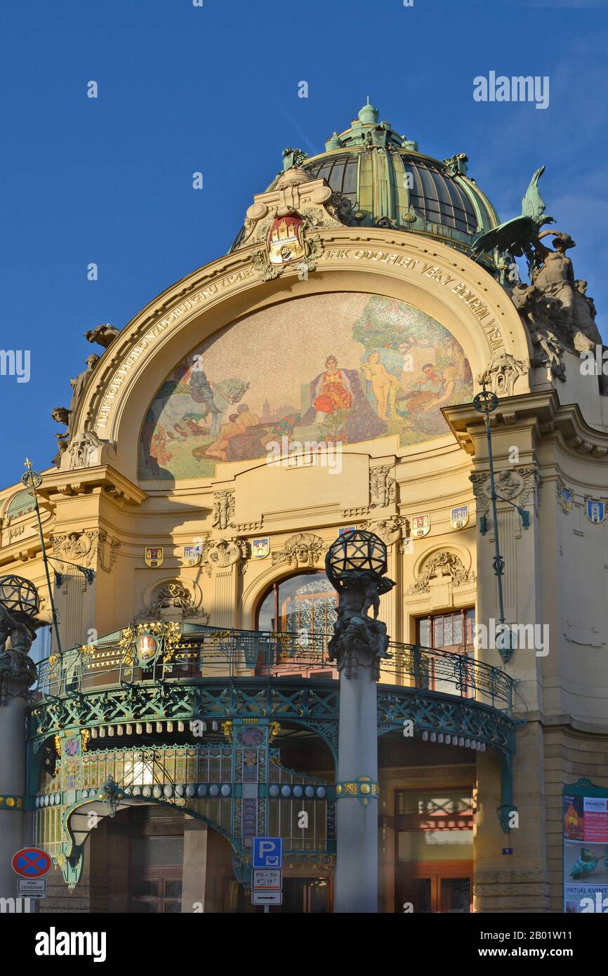 Prag, Tschechien - 3. Dezember 2015: Reich dekoriertes Gemeindehaus alias Obecni Dum auf dem Platz der Republik mit Fresko Stockfoto