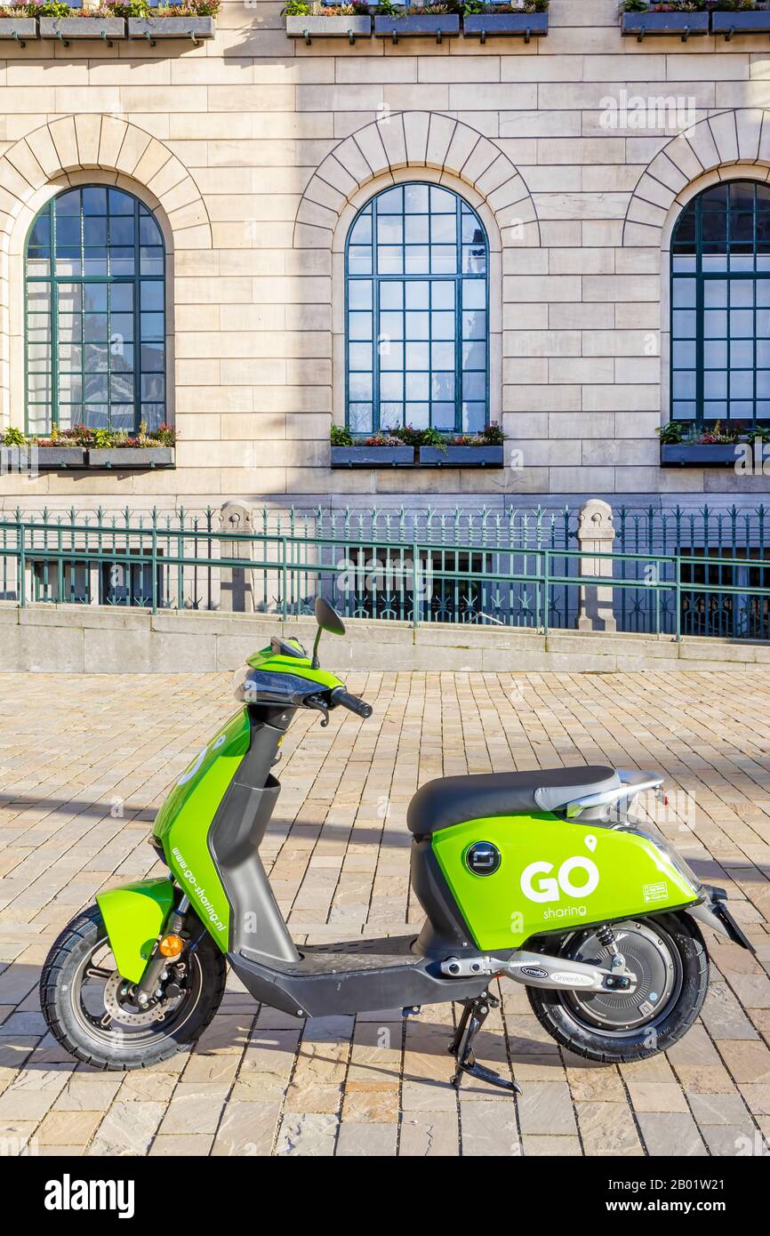 Rotterdam, Niederlande - 18. Januar 2020: Elektro-Mietscooter auf der Coolsingel-Einkaufsstraße in Rotterdam, Niederlande Stockfoto